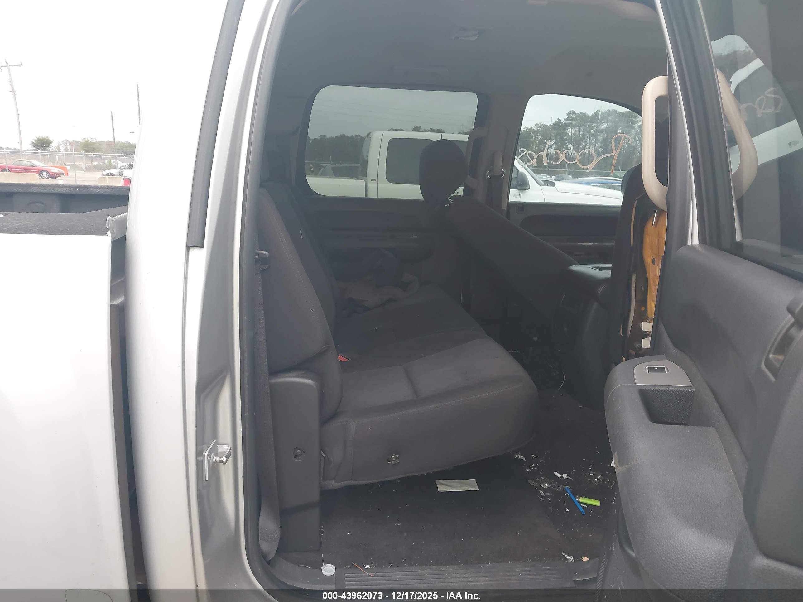 CHEVROLET SILVERADO image 8