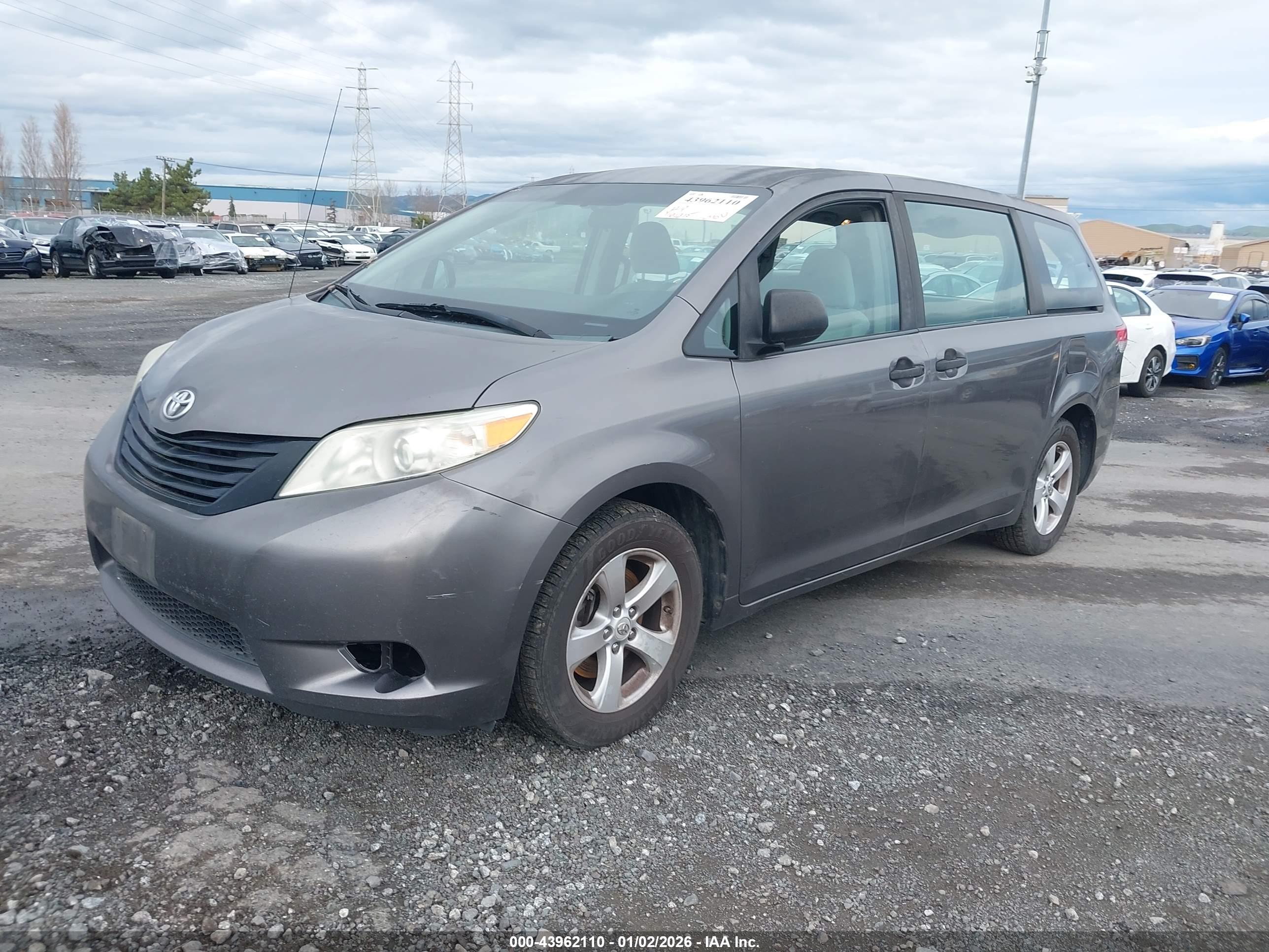 TOYOTA SIENNA image 2