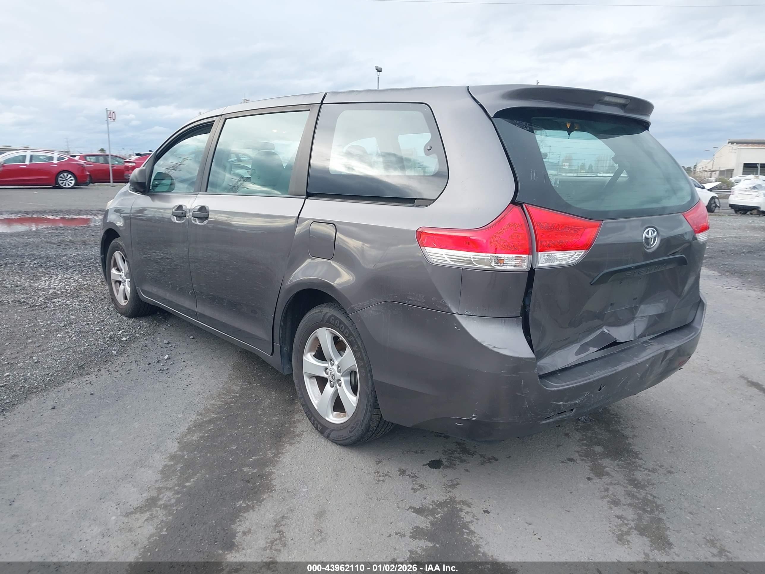 TOYOTA SIENNA image 3