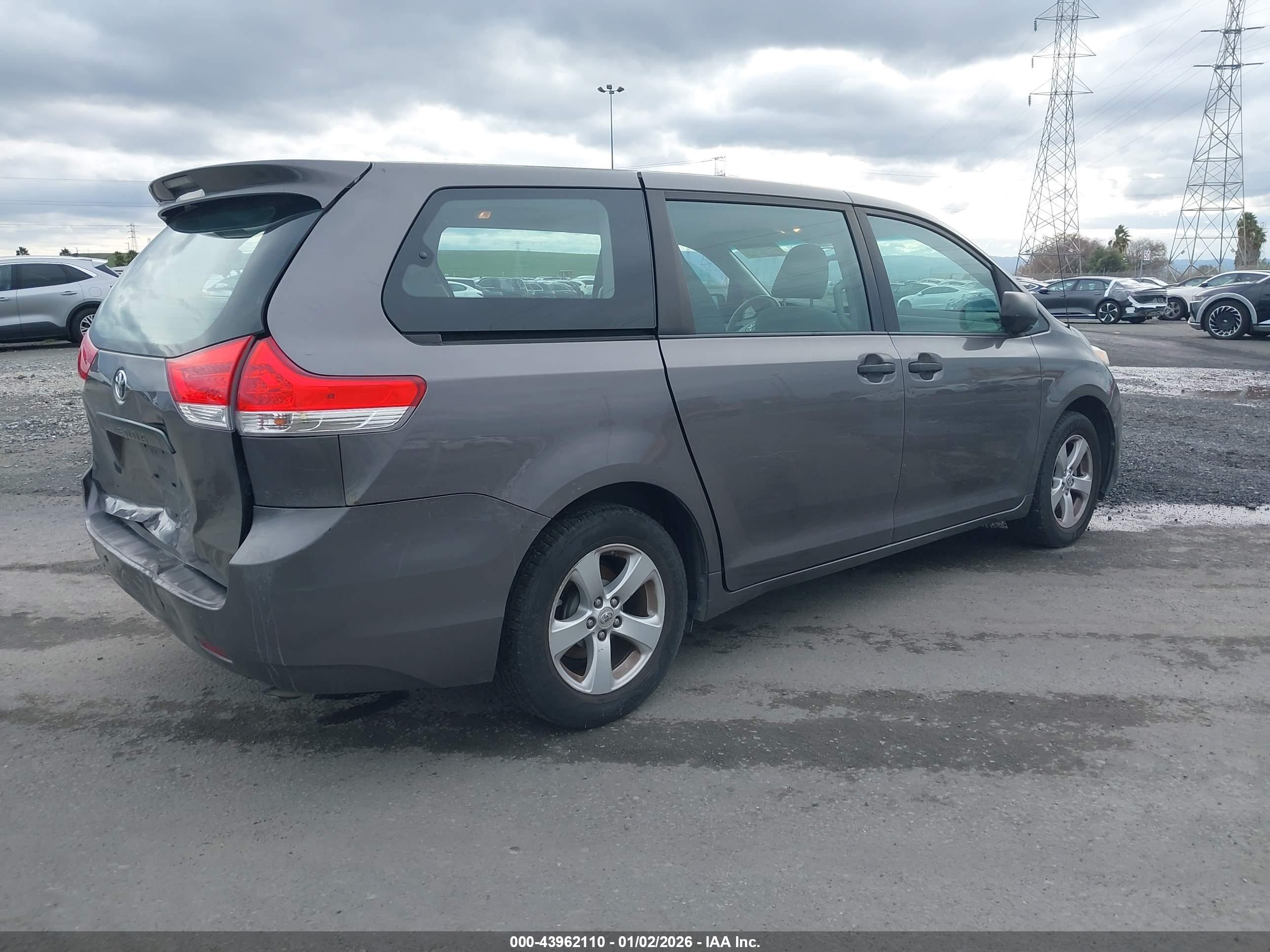 TOYOTA SIENNA image 4