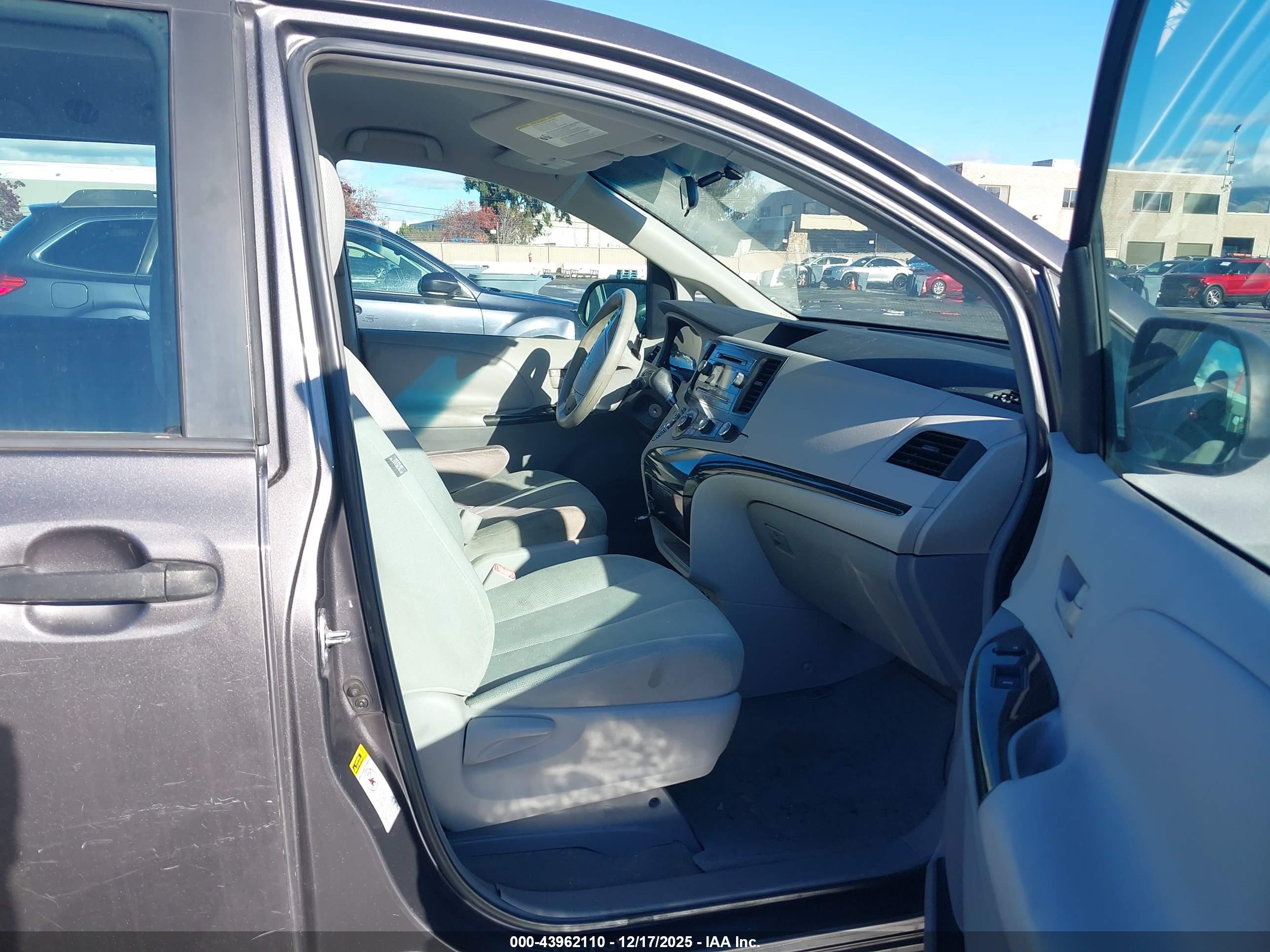 TOYOTA SIENNA image 5