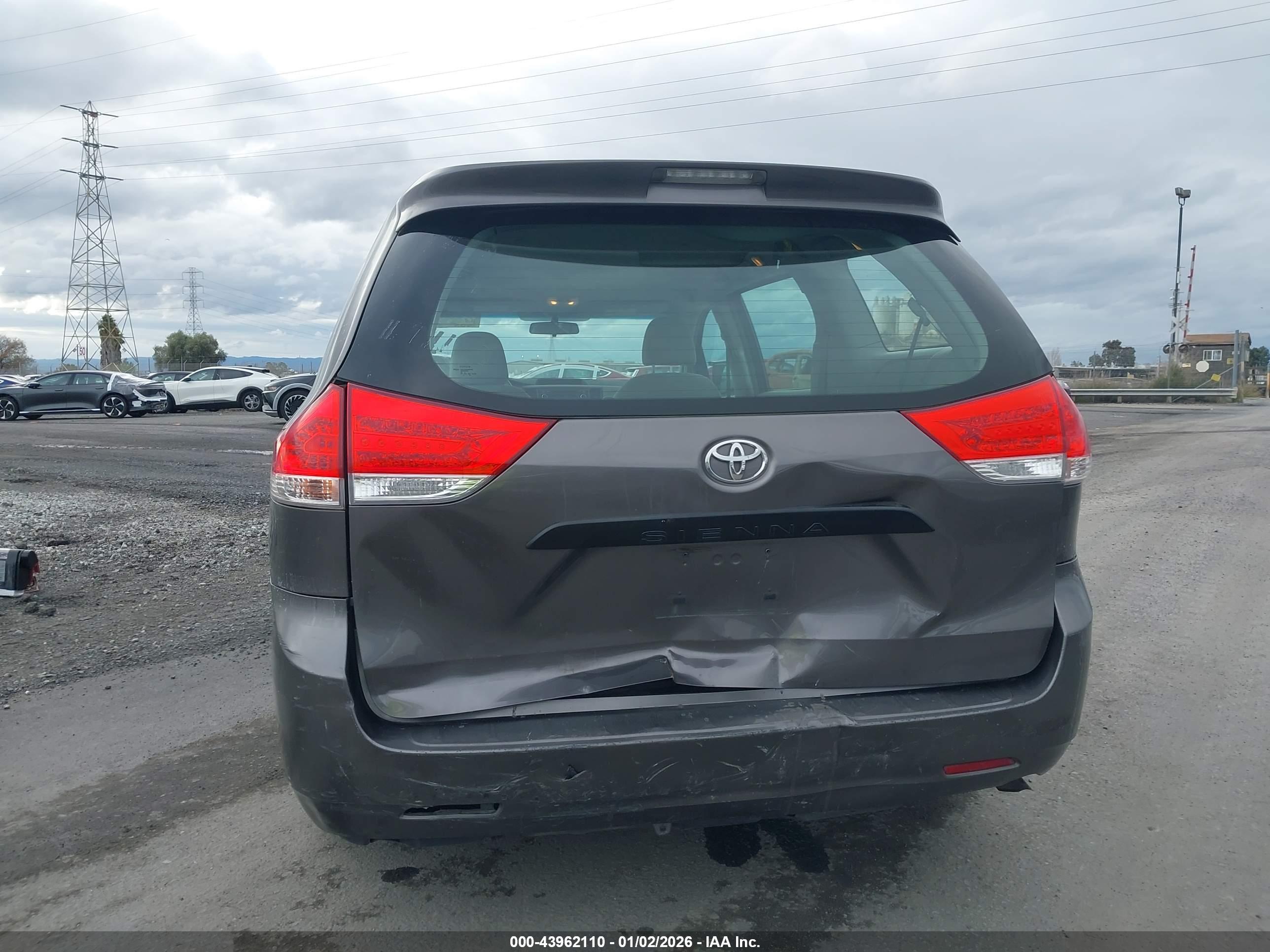 TOYOTA SIENNA image 6