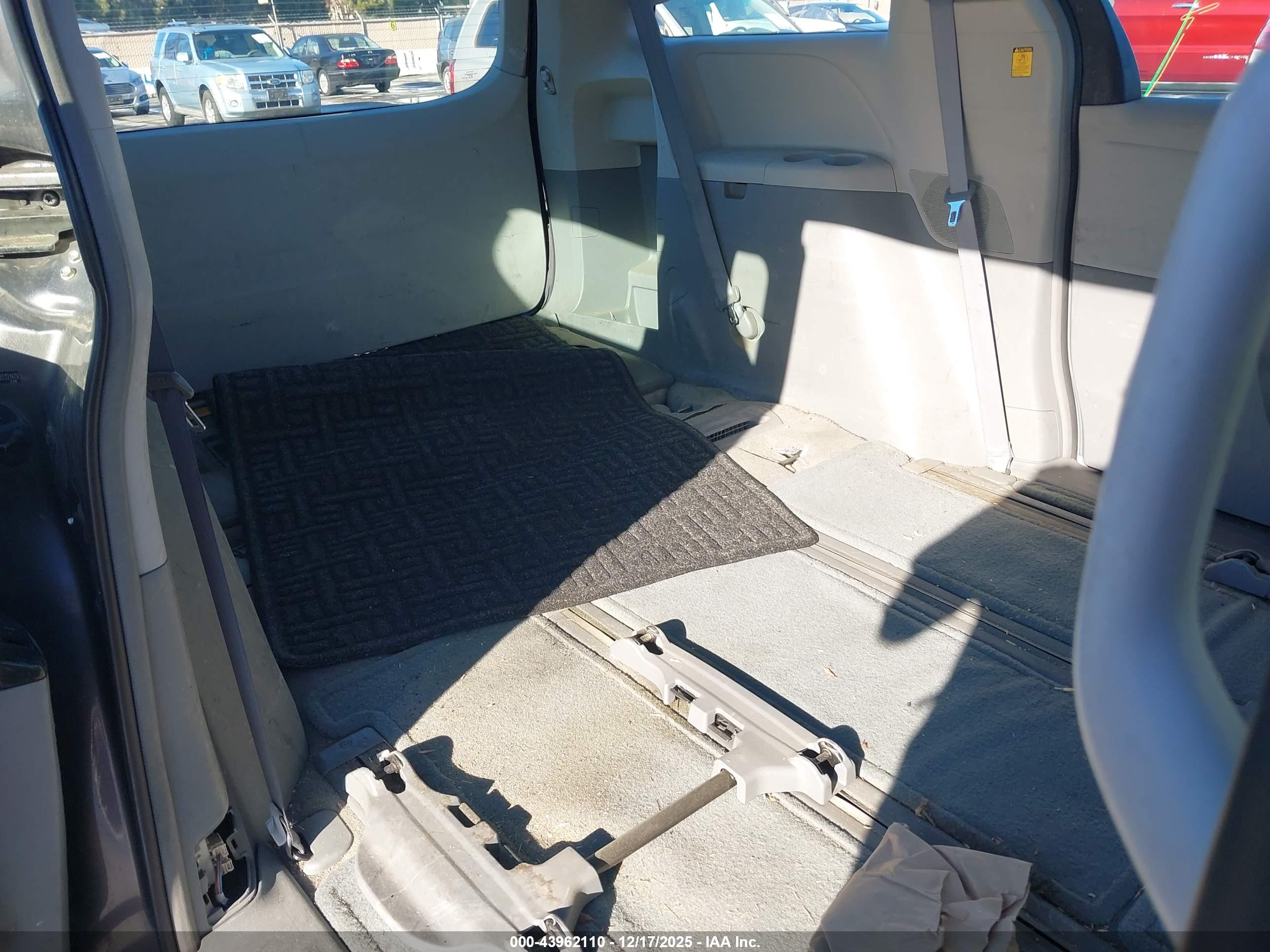 TOYOTA SIENNA image 8