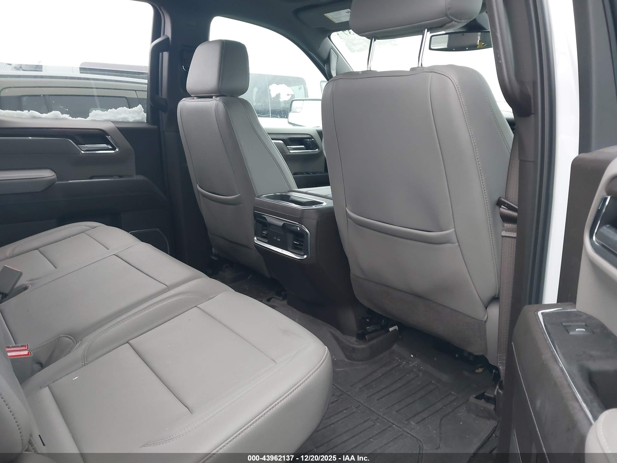 GMC SIERRA image 8