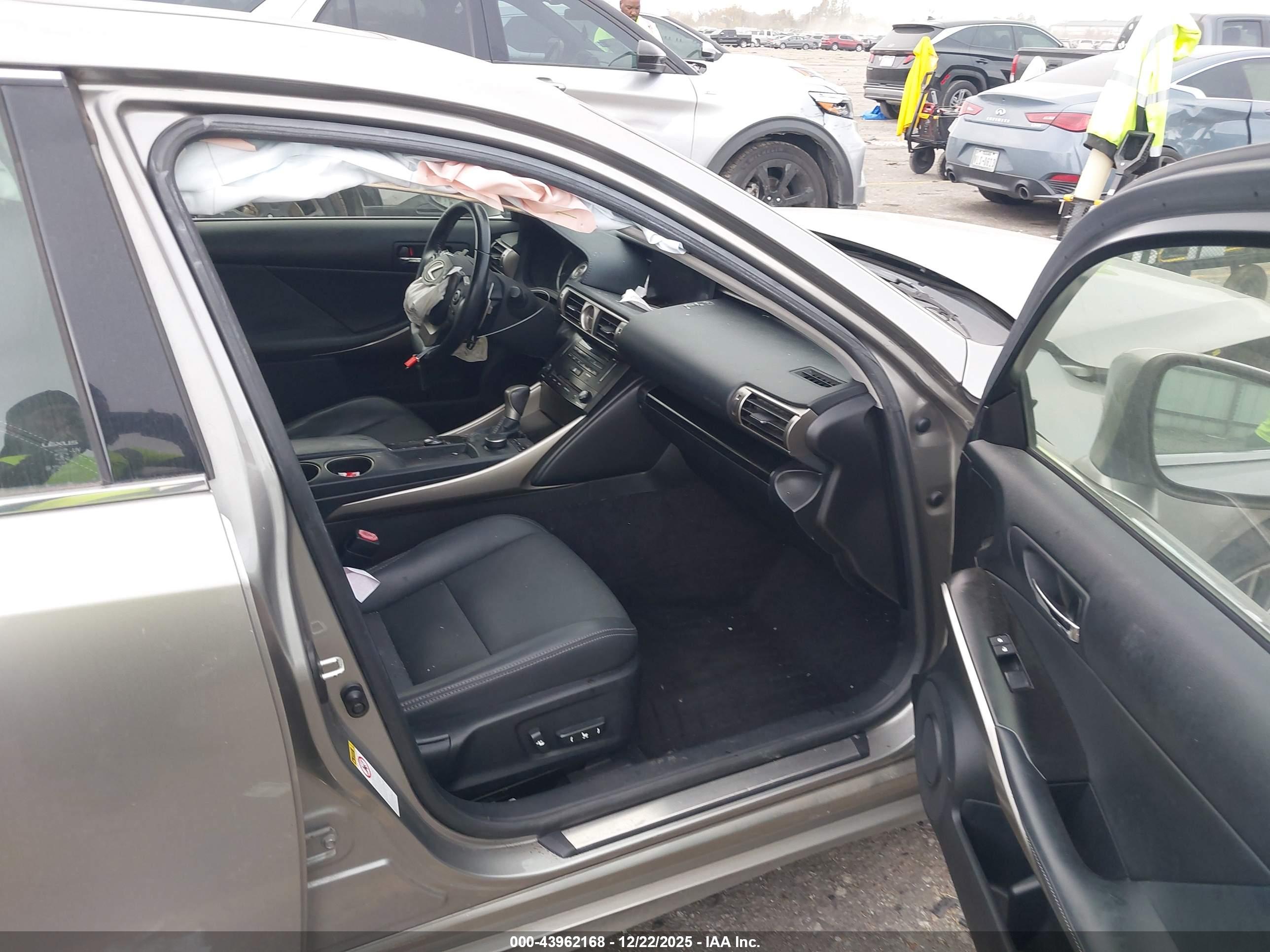 LEXUS IS image 5