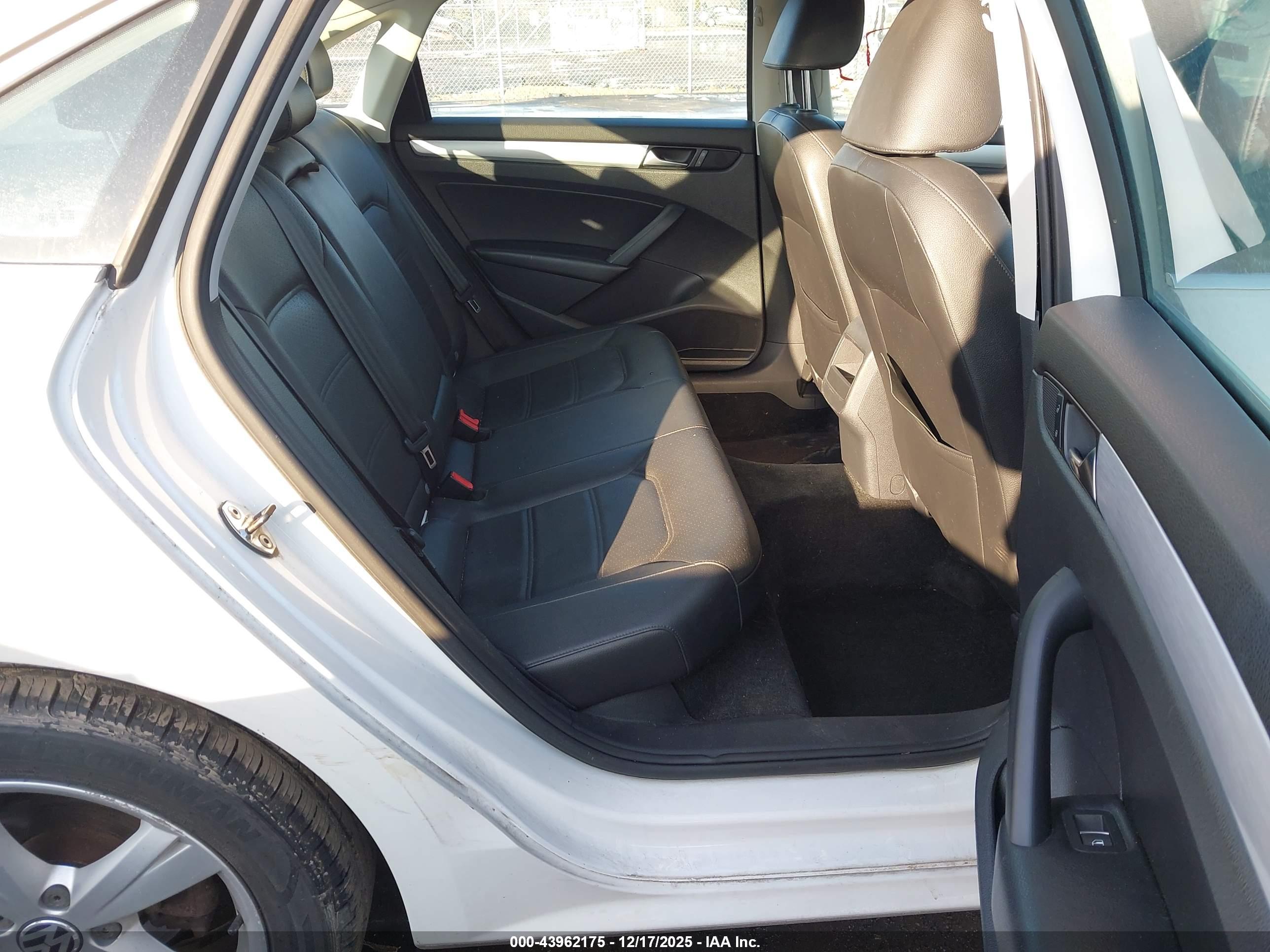 VOLKSWAGEN PASSAT image 8