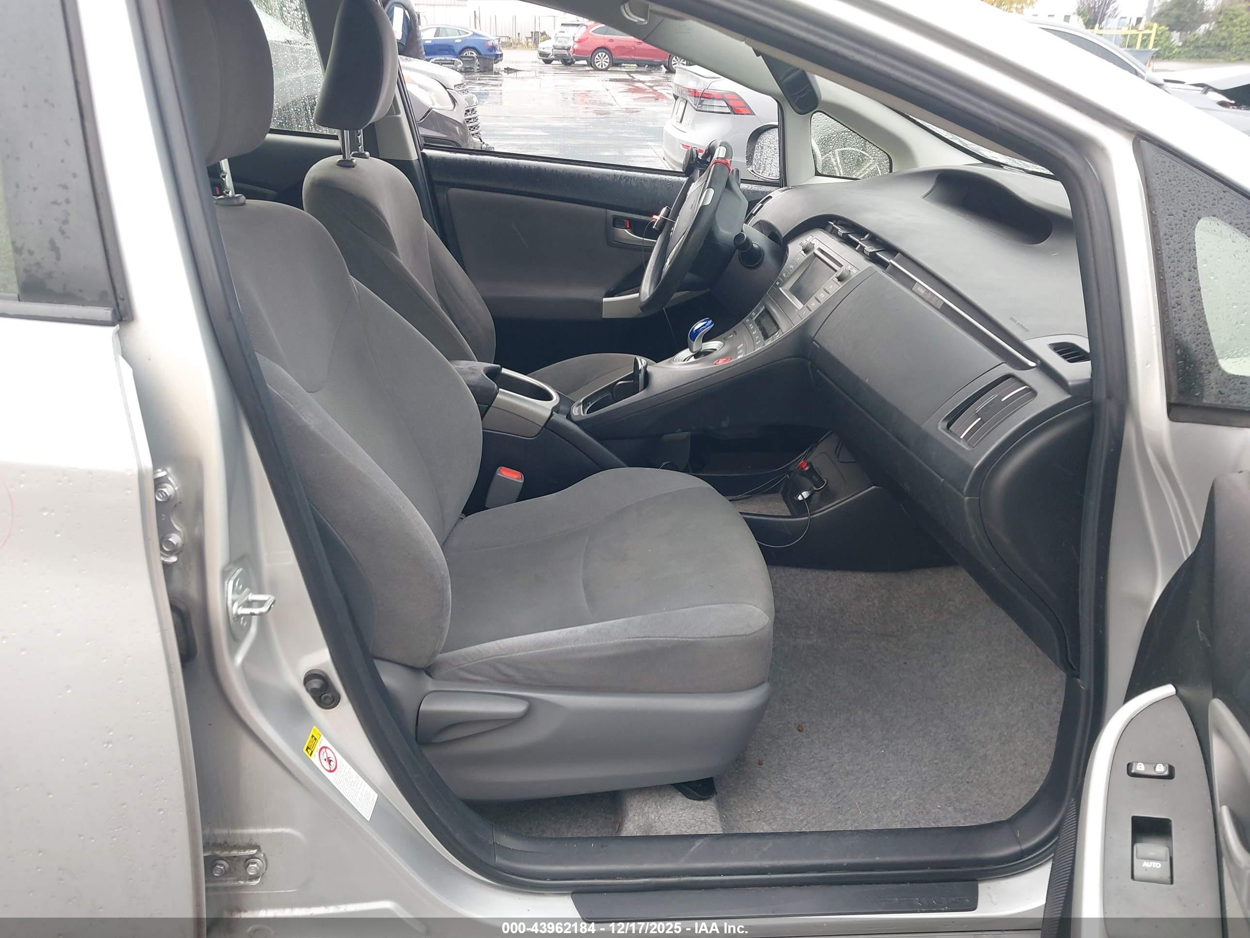 TOYOTA PRIUS image 5