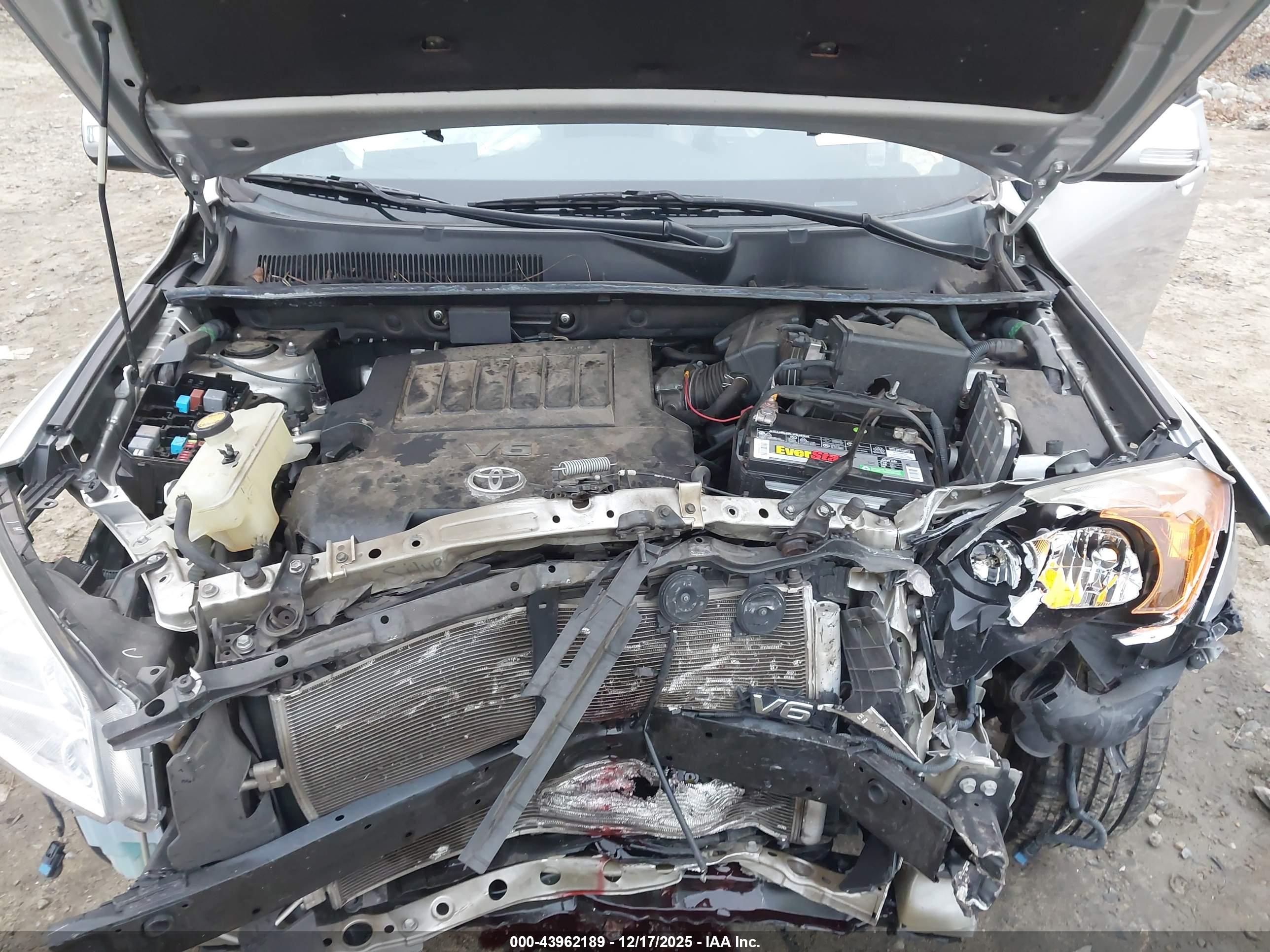 TOYOTA RAV4 image 10