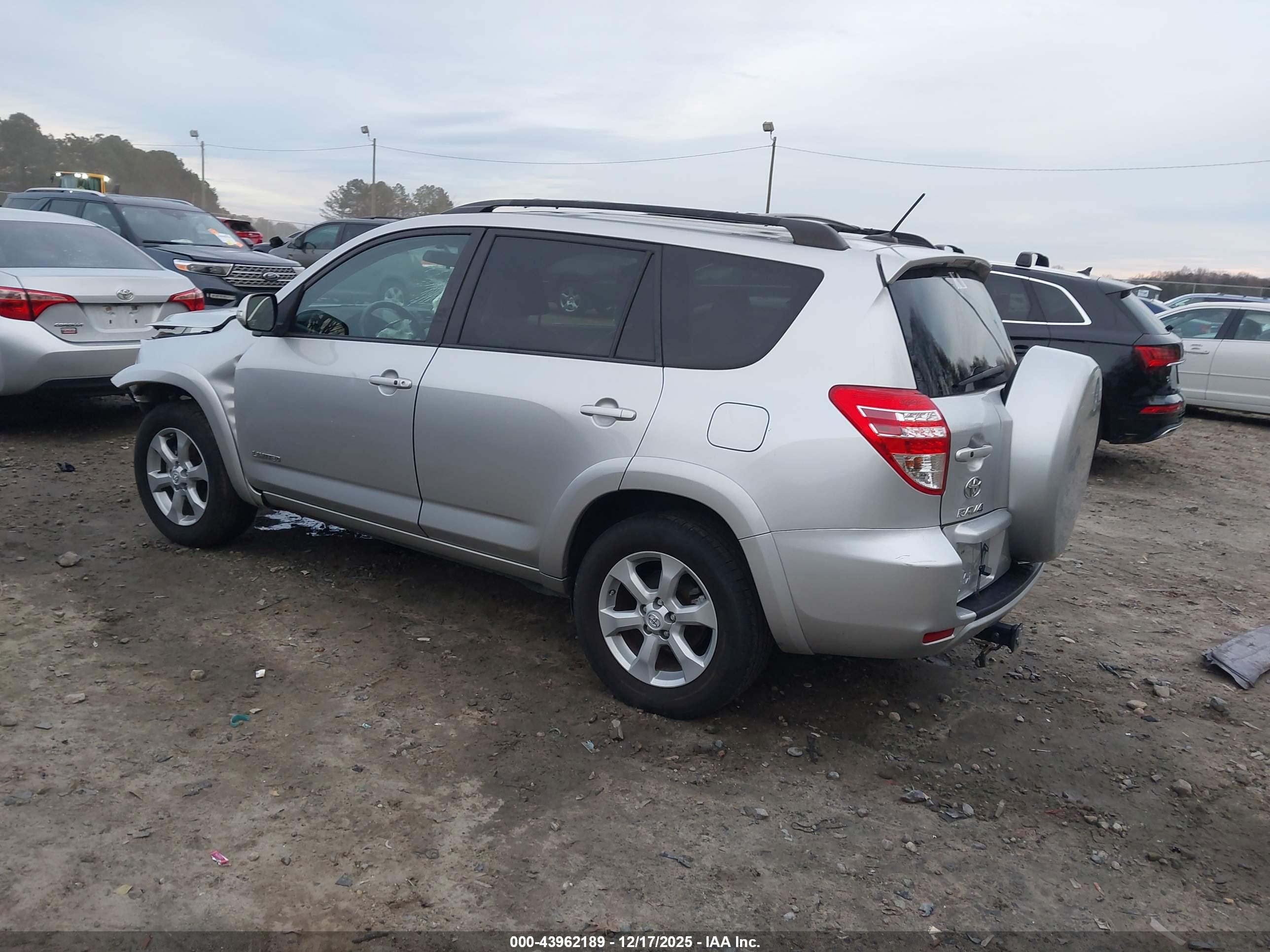 TOYOTA RAV4 image 3