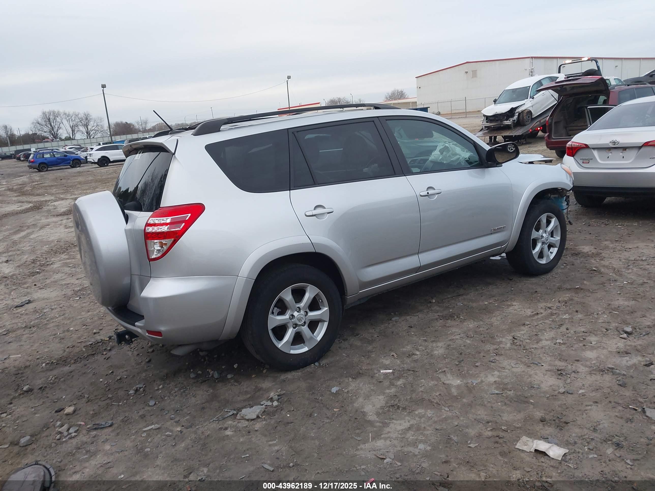 TOYOTA RAV4 image 4