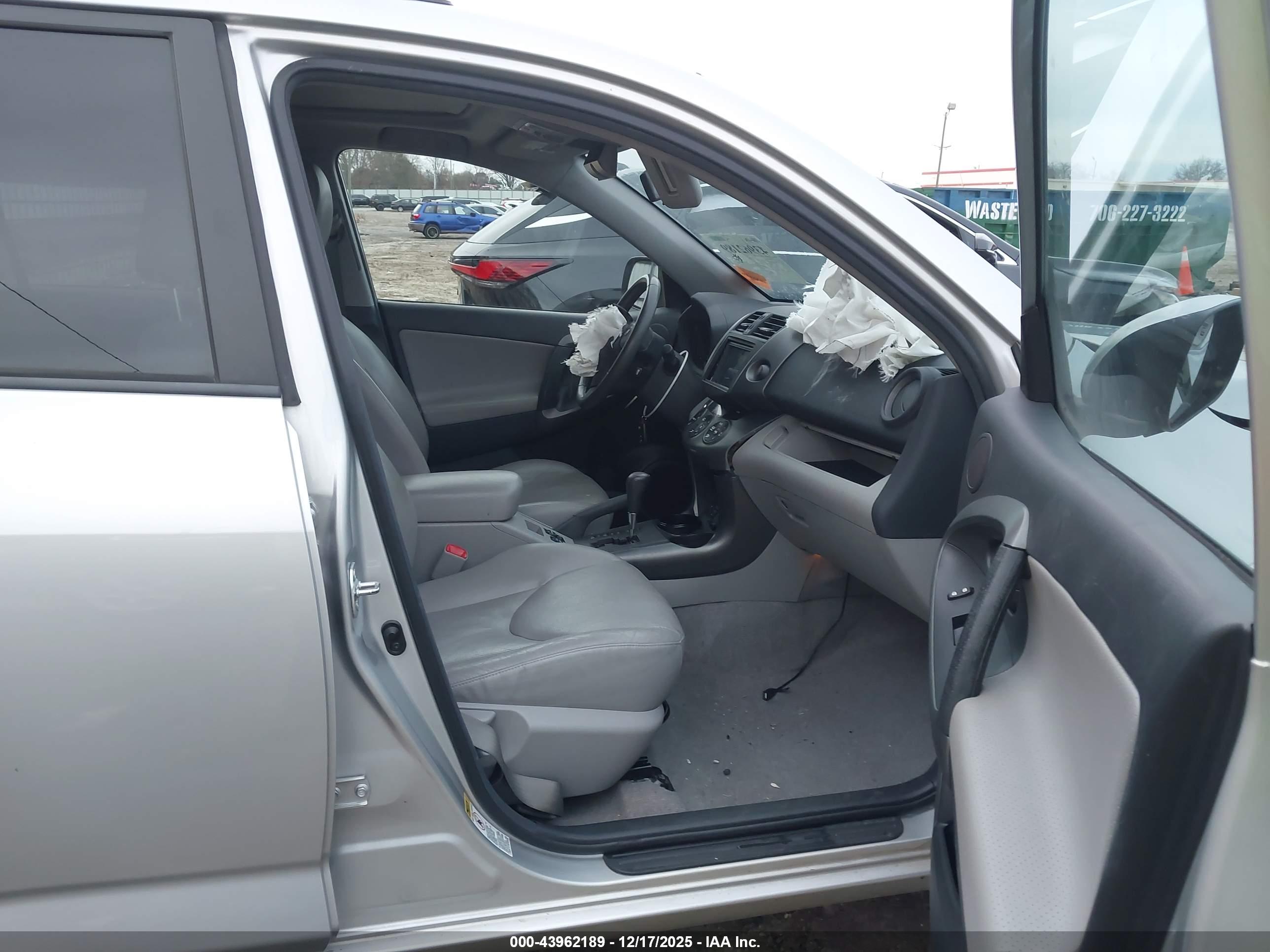 TOYOTA RAV4 image 5