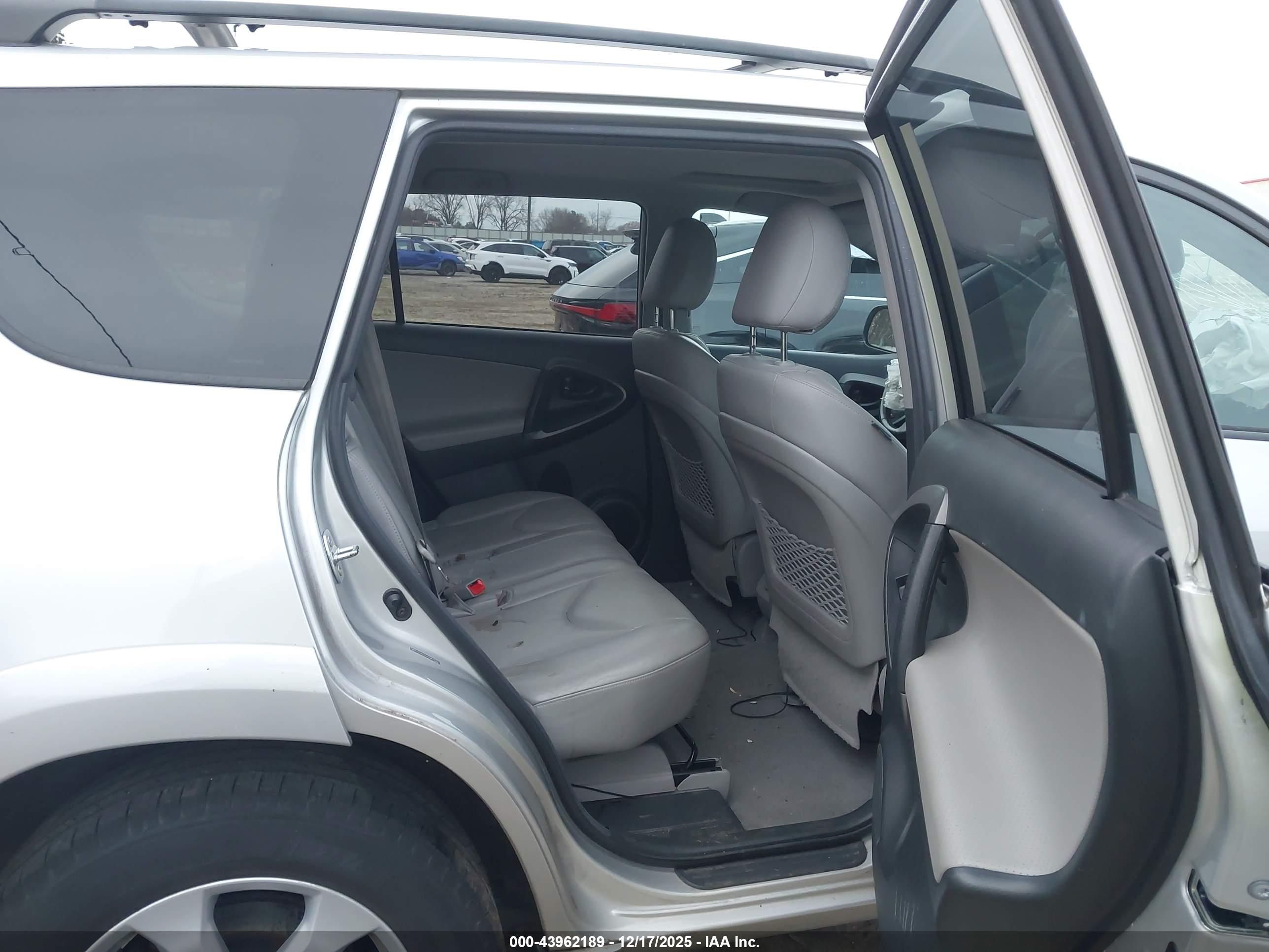 TOYOTA RAV4 image 8