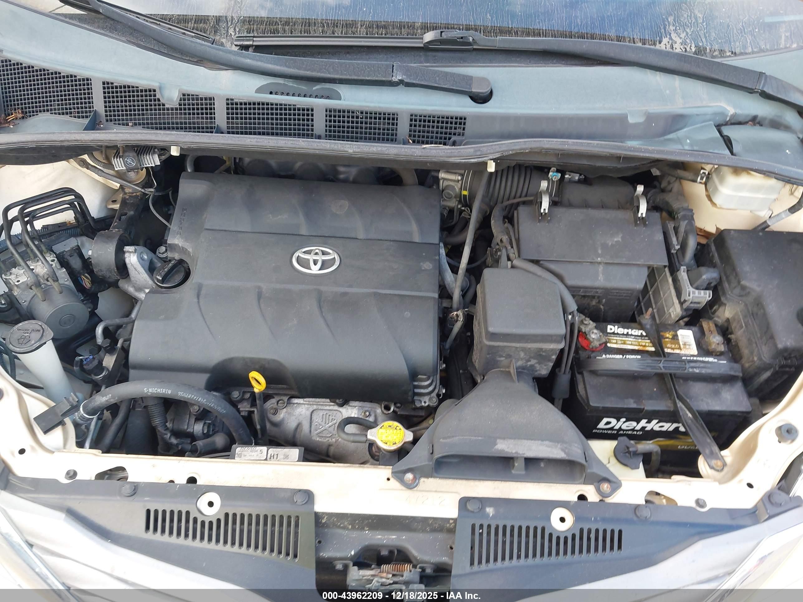 TOYOTA SIENNA image 10