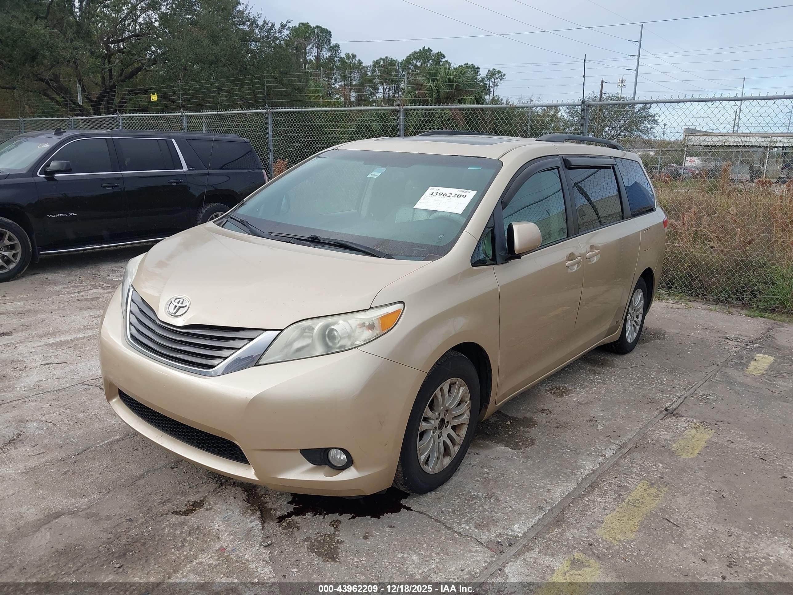 TOYOTA SIENNA image 2