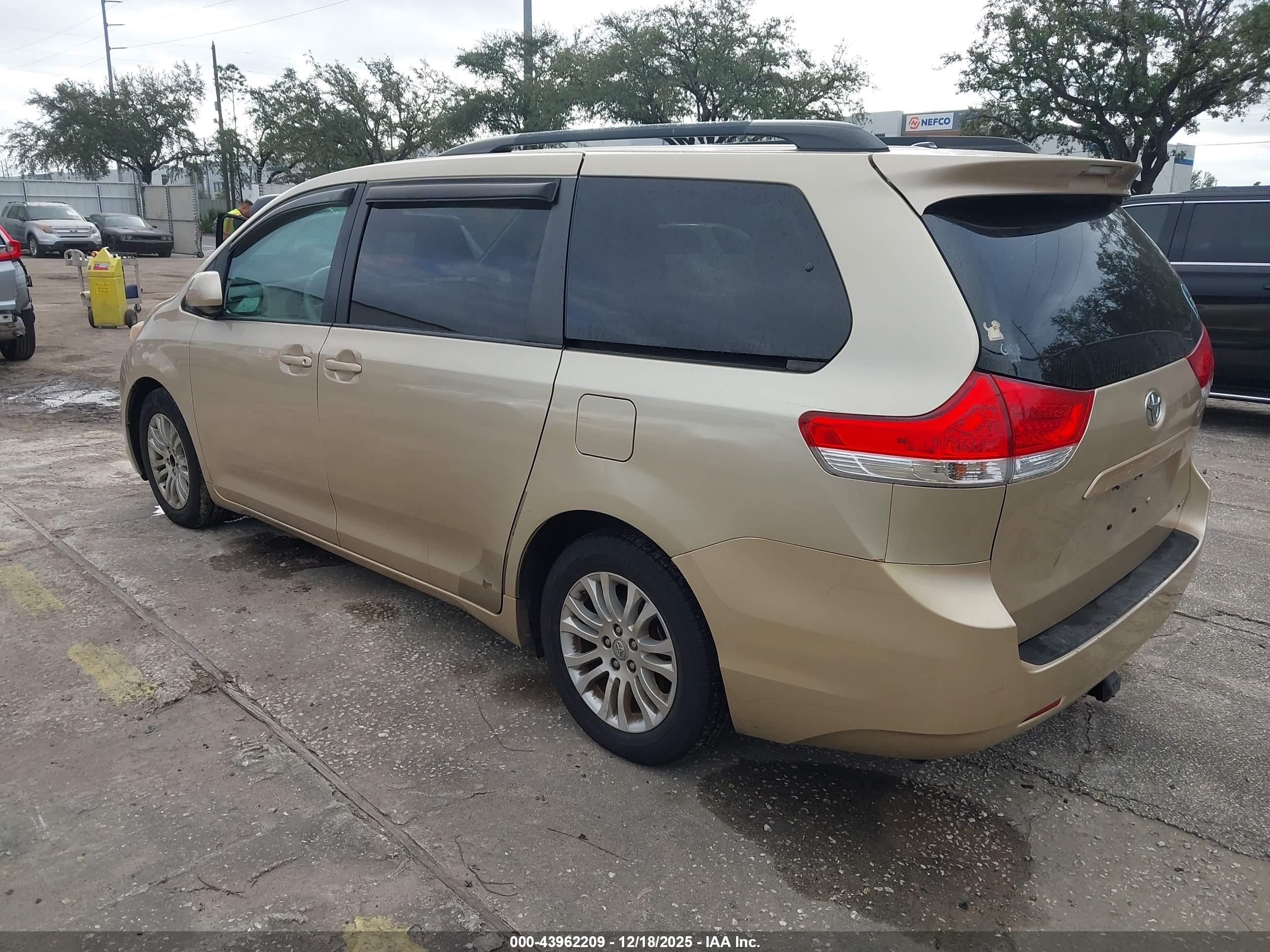 TOYOTA SIENNA image 3