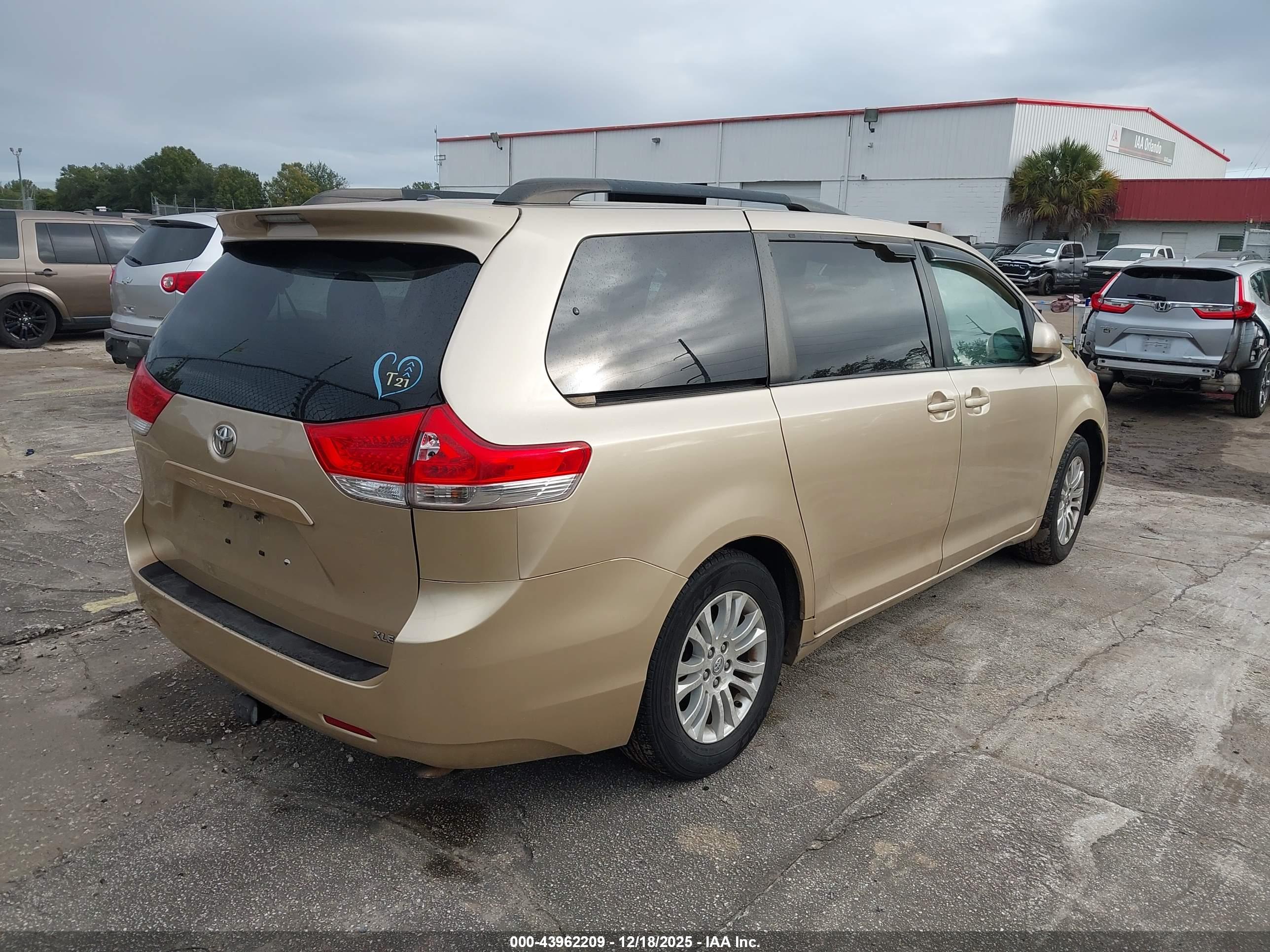 TOYOTA SIENNA image 4