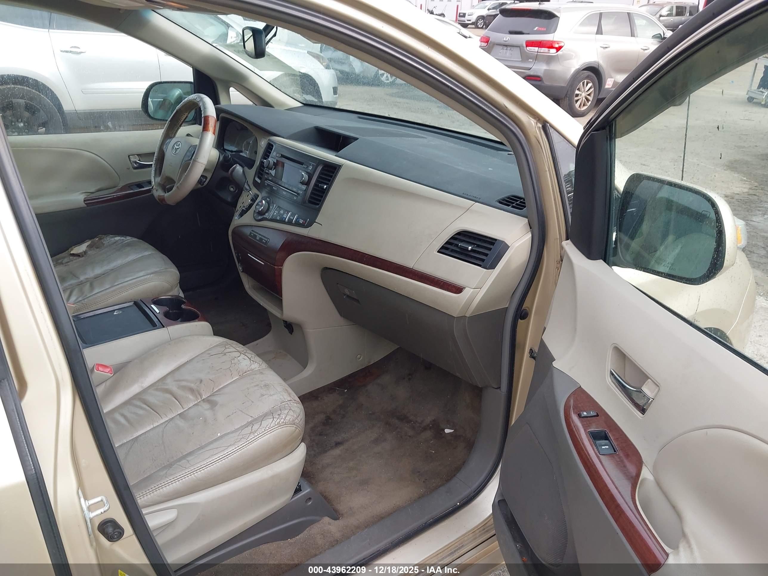 TOYOTA SIENNA image 5