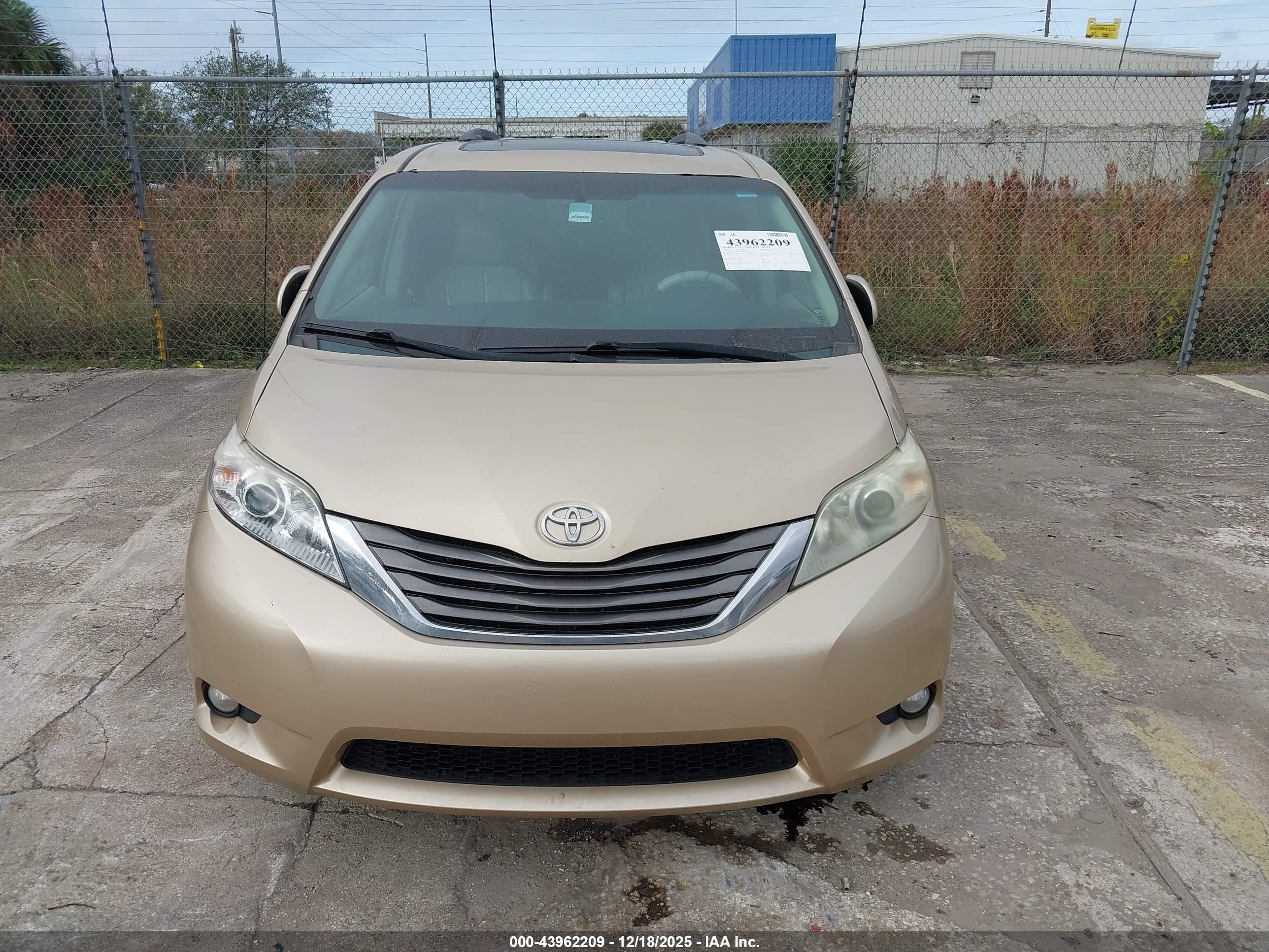TOYOTA SIENNA image 6