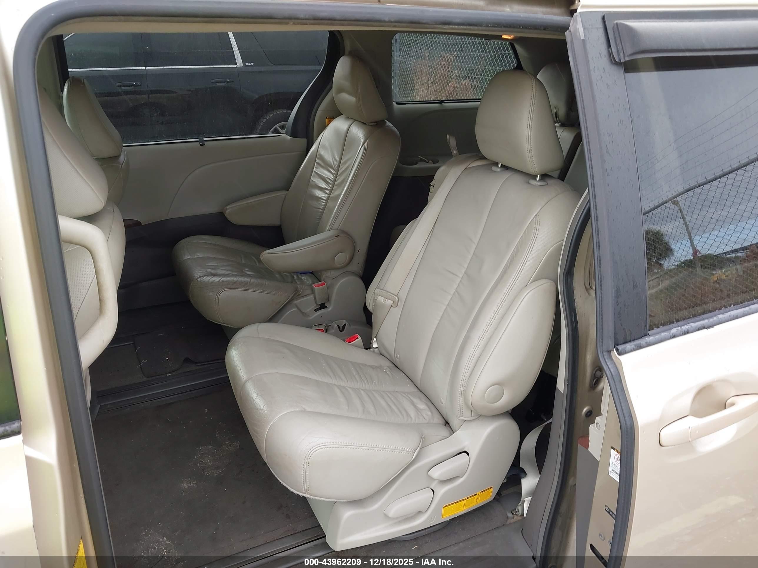 TOYOTA SIENNA image 8