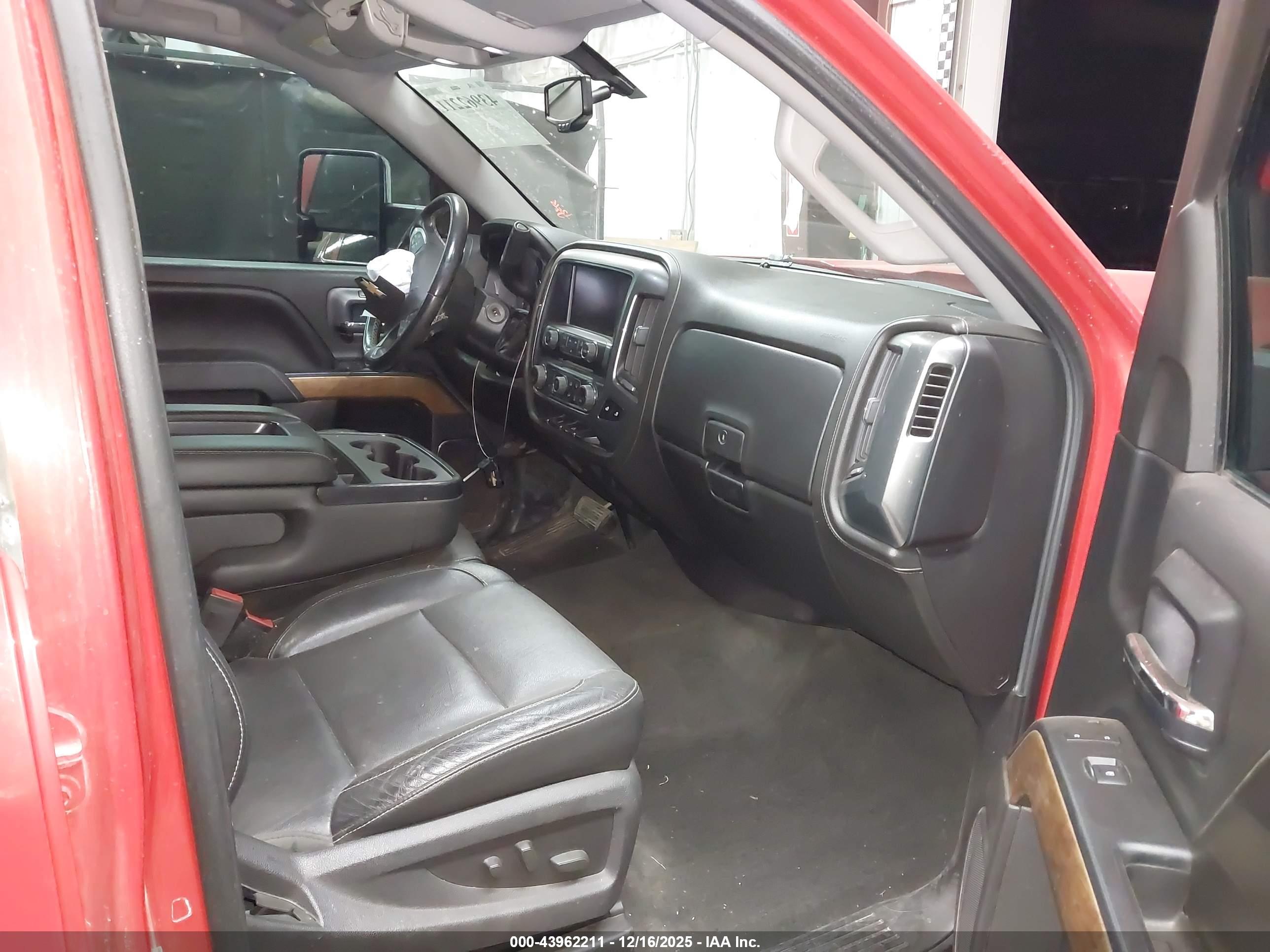CHEVROLET SILVERADO image 5