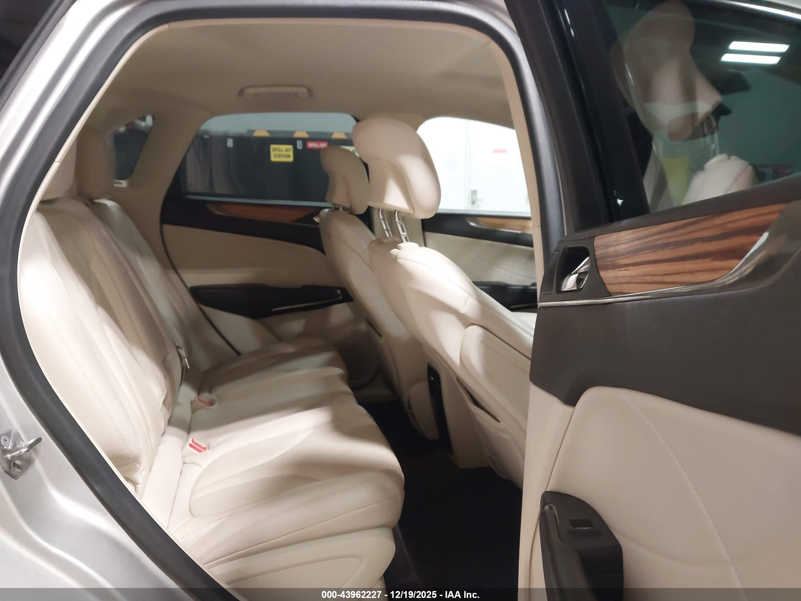 LINCOLN MKC image 8
