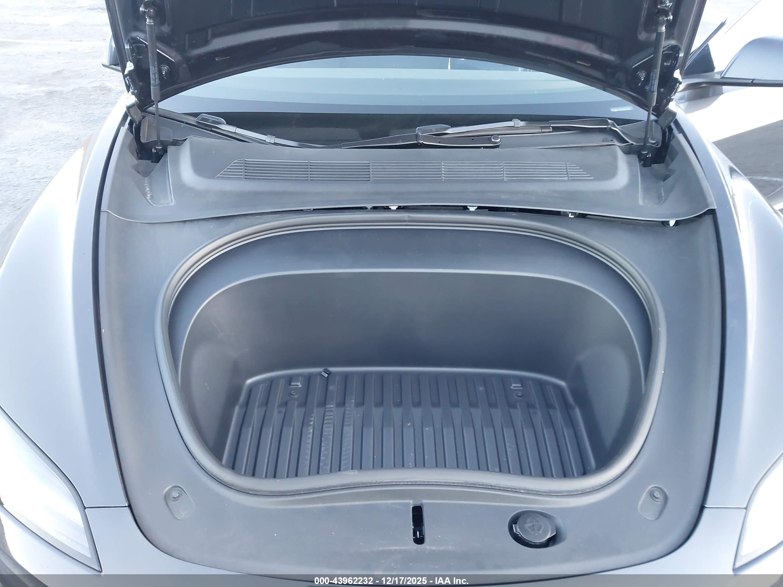 TESLA MODEL image 10