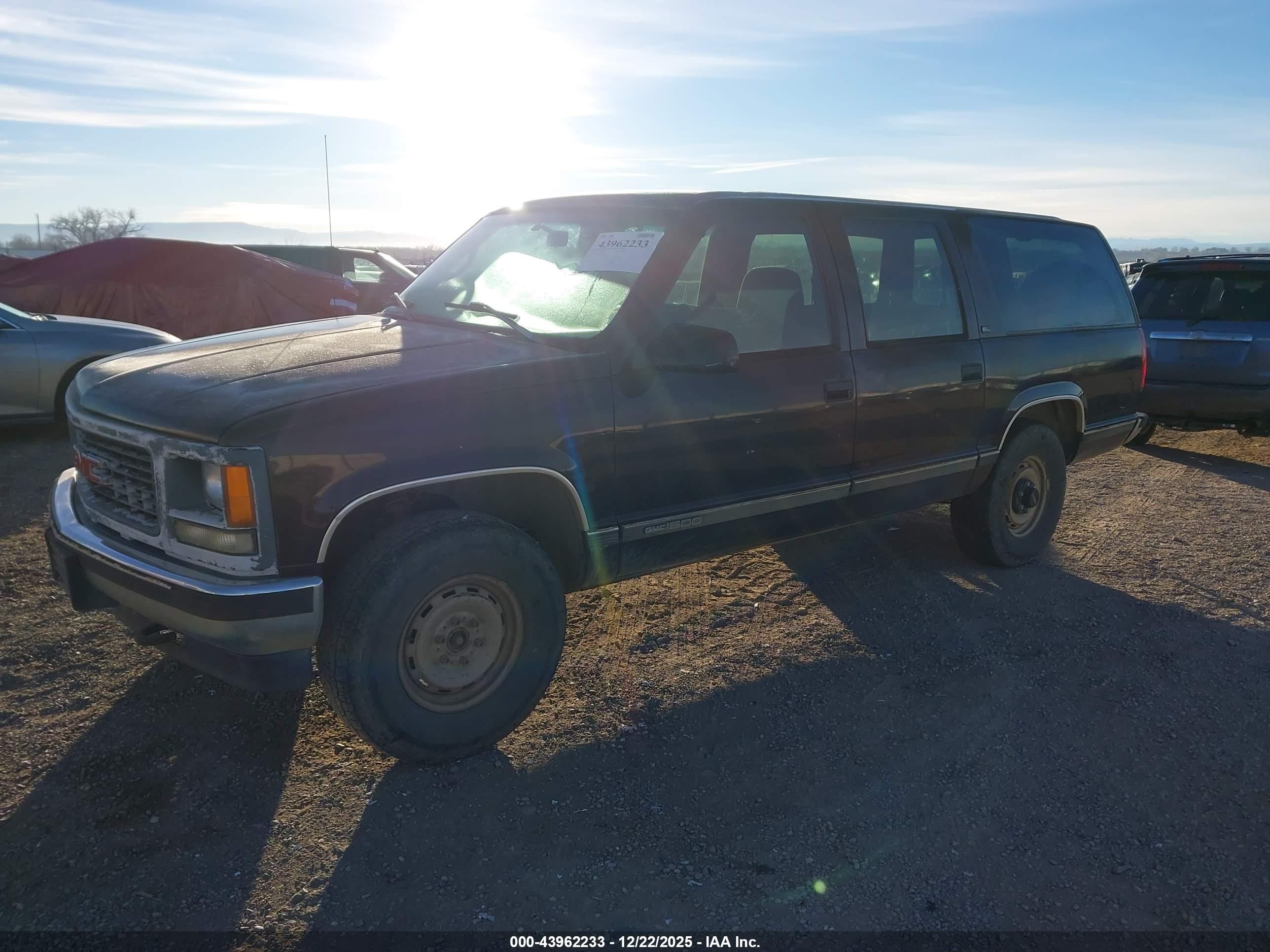 GMC SUBURBAN image 2