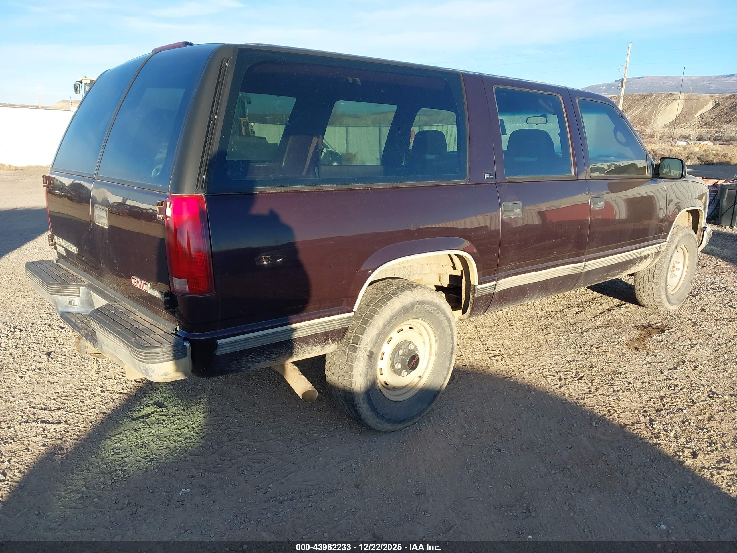 GMC SUBURBAN image 4