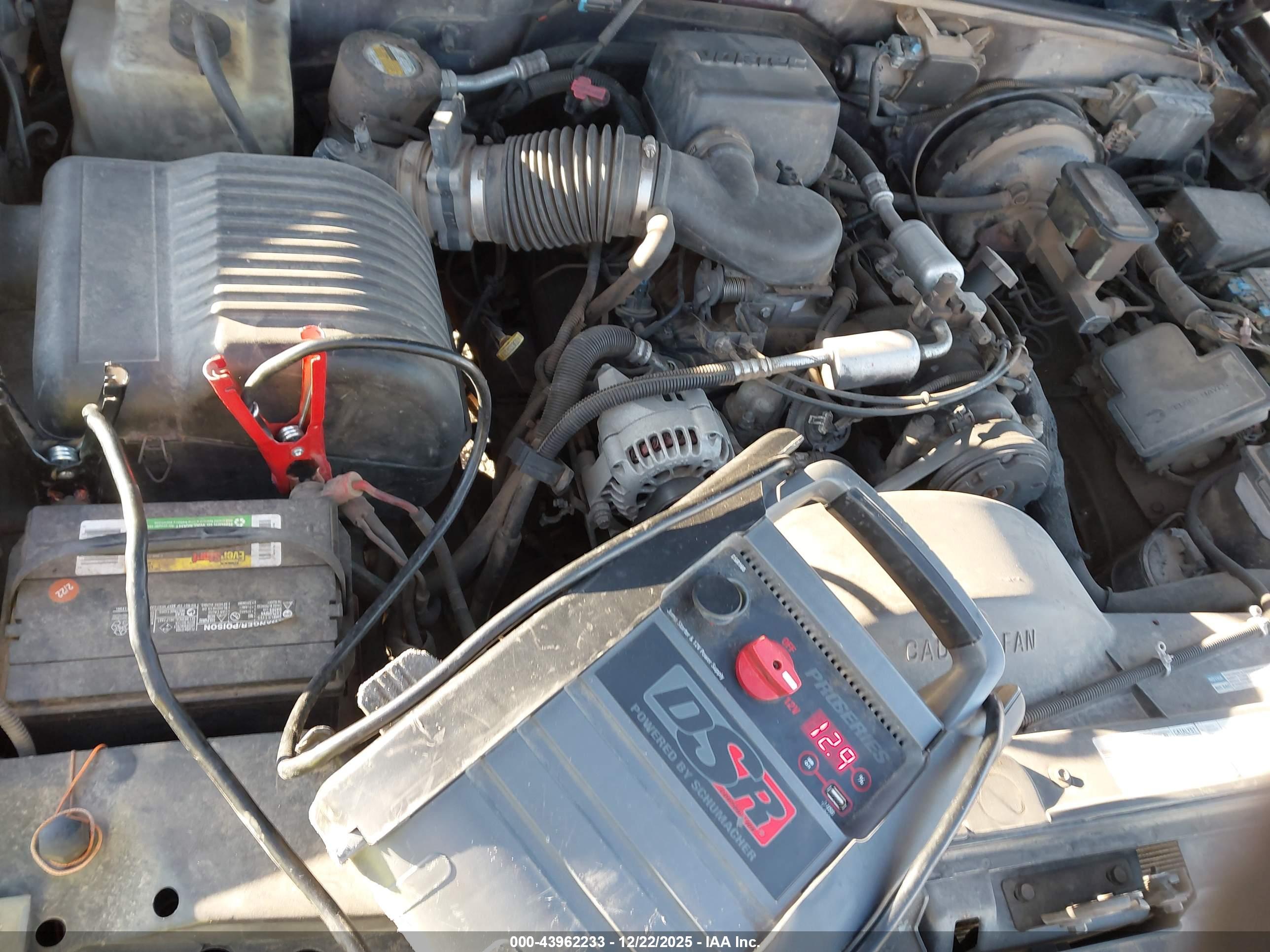 GMC SUBURBAN image 6