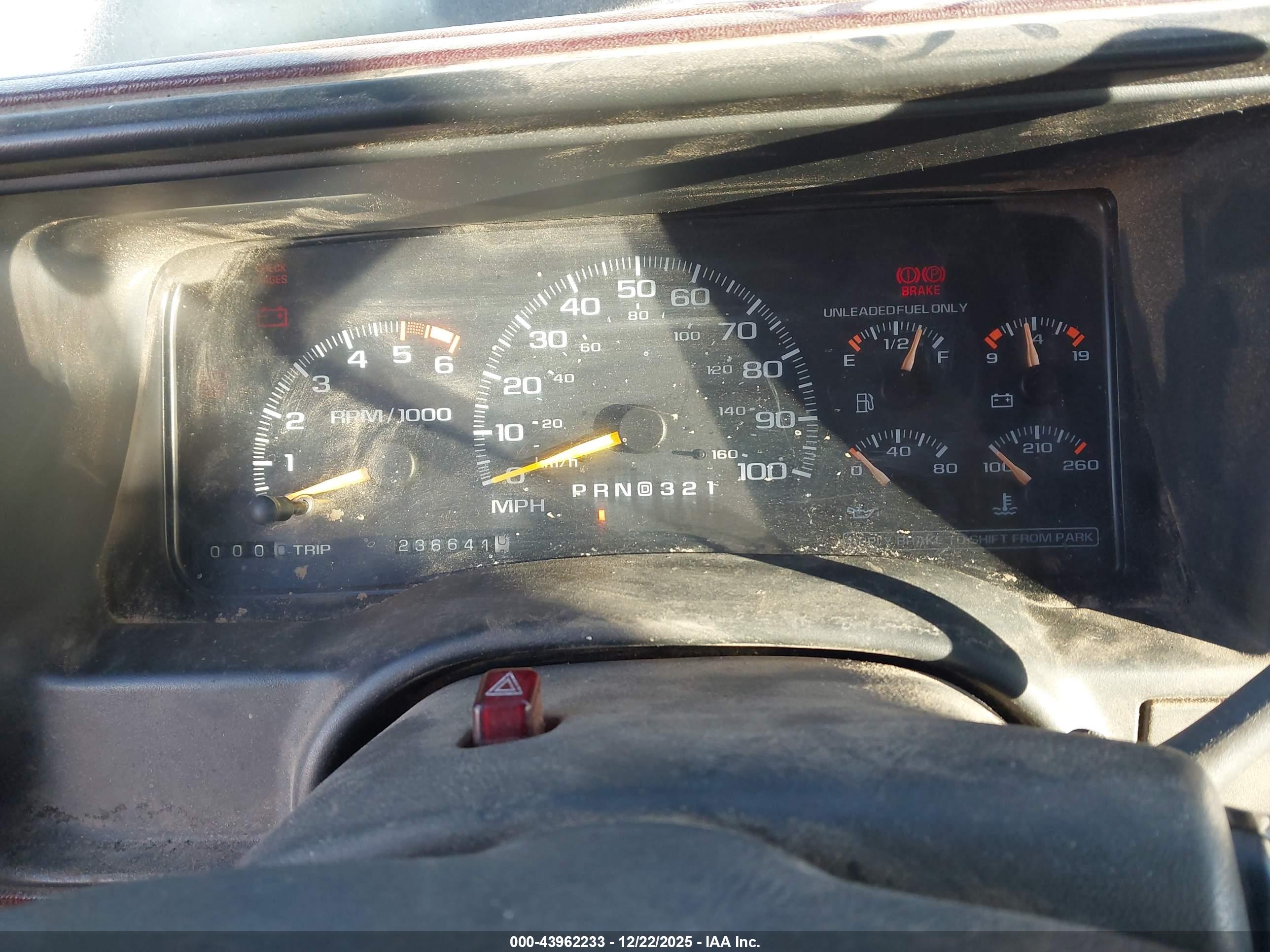 GMC SUBURBAN image 7