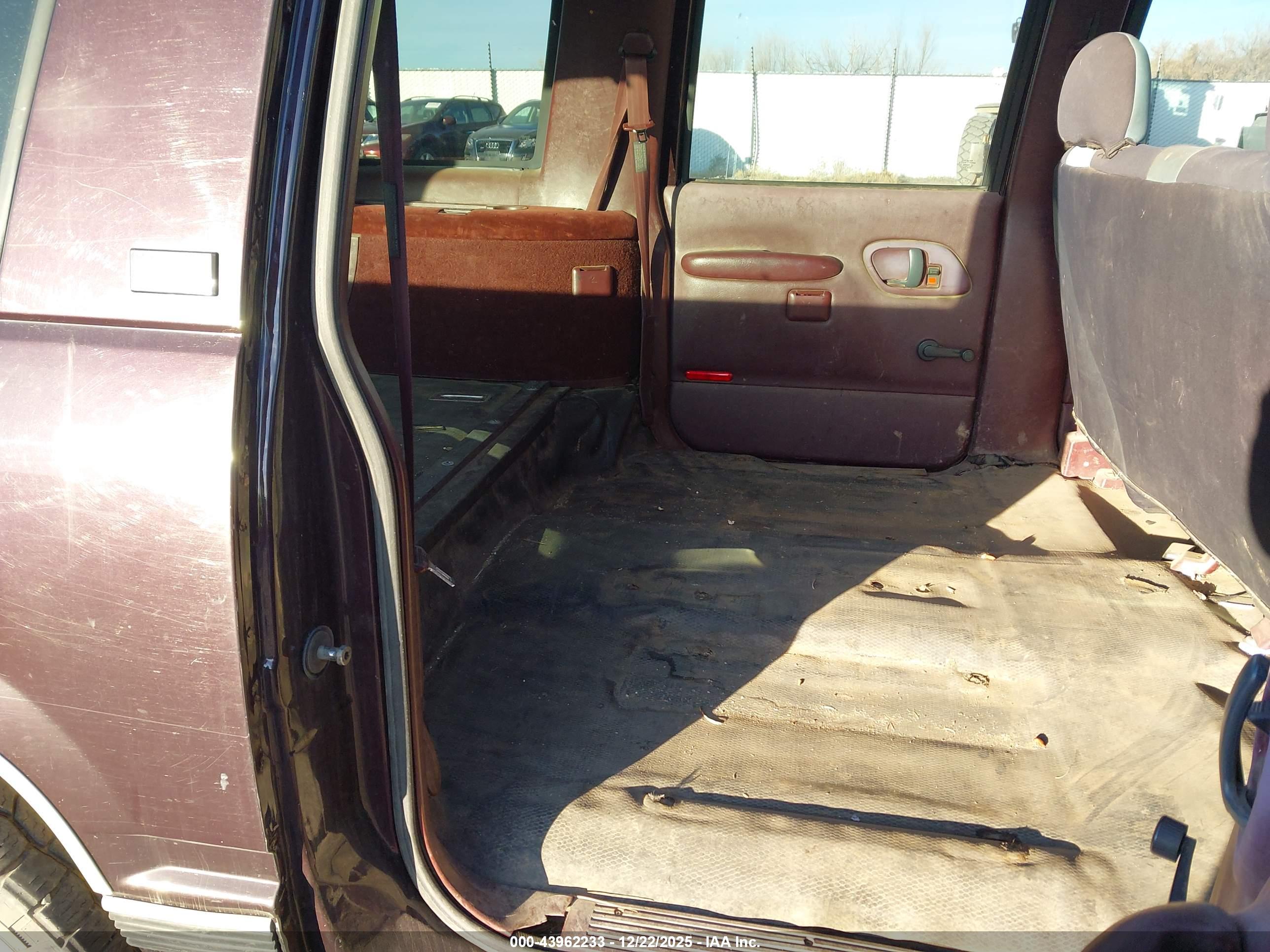 GMC SUBURBAN image 8