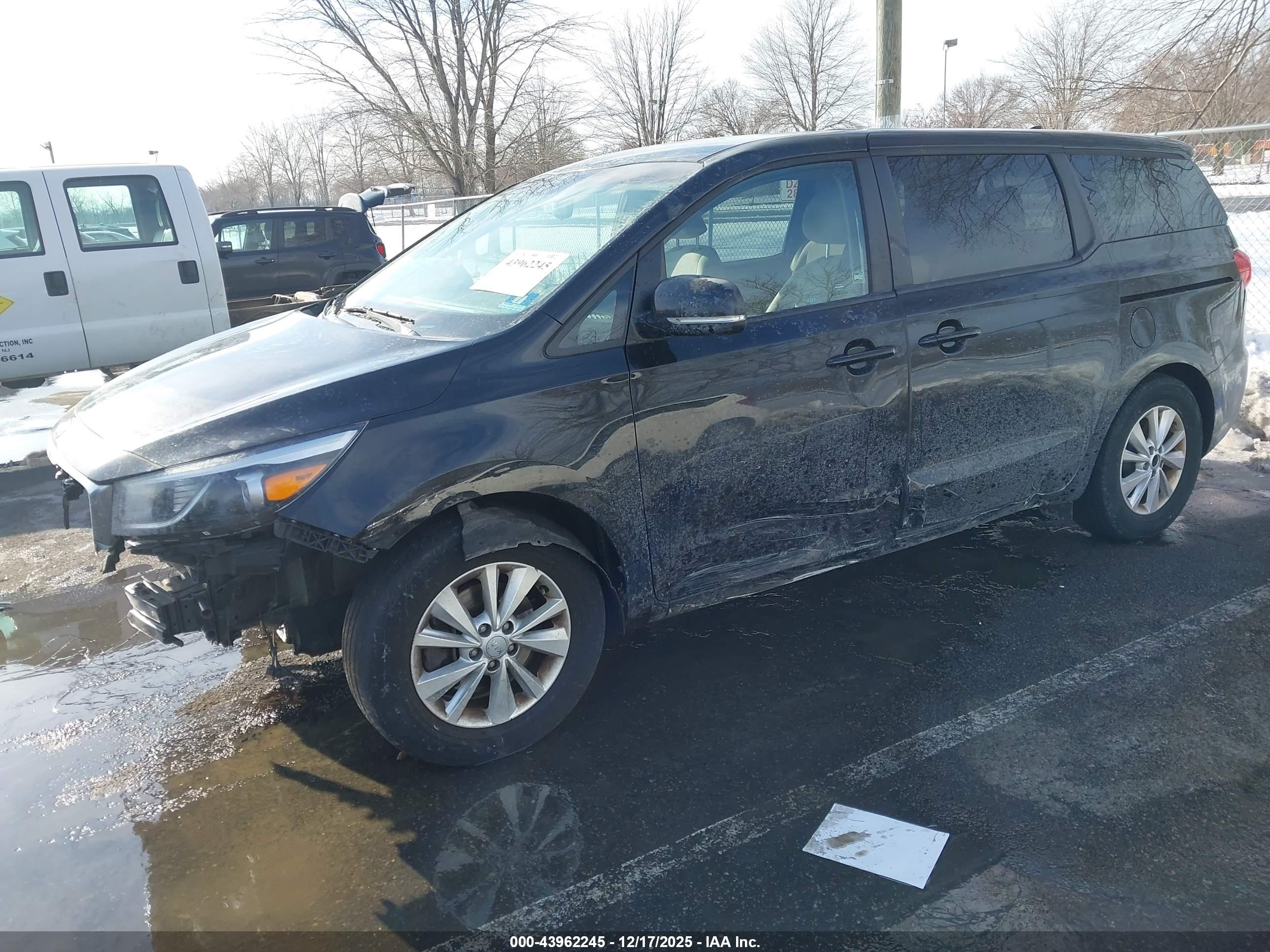 KIA SEDONA image 2