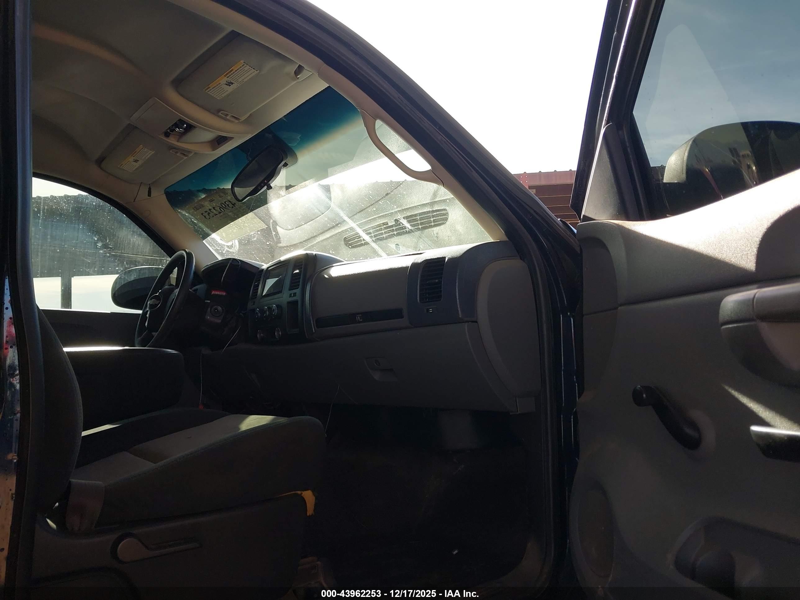CHEVROLET SILVERADO image 5