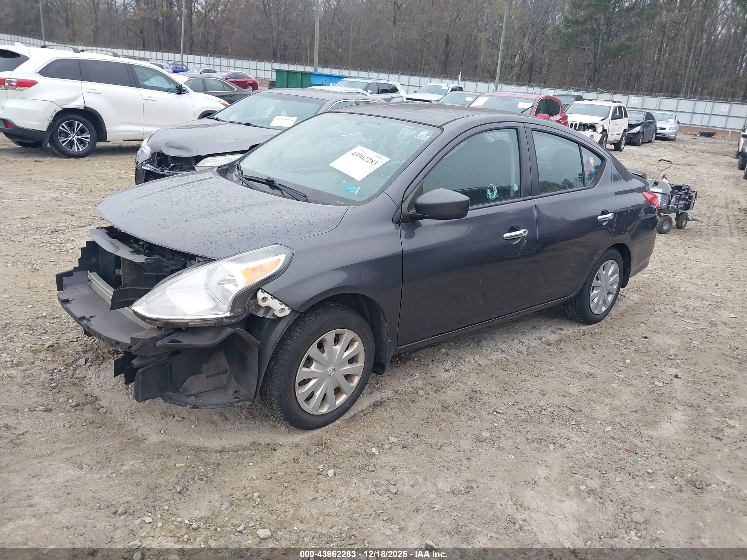 NISSAN VERSA image 2