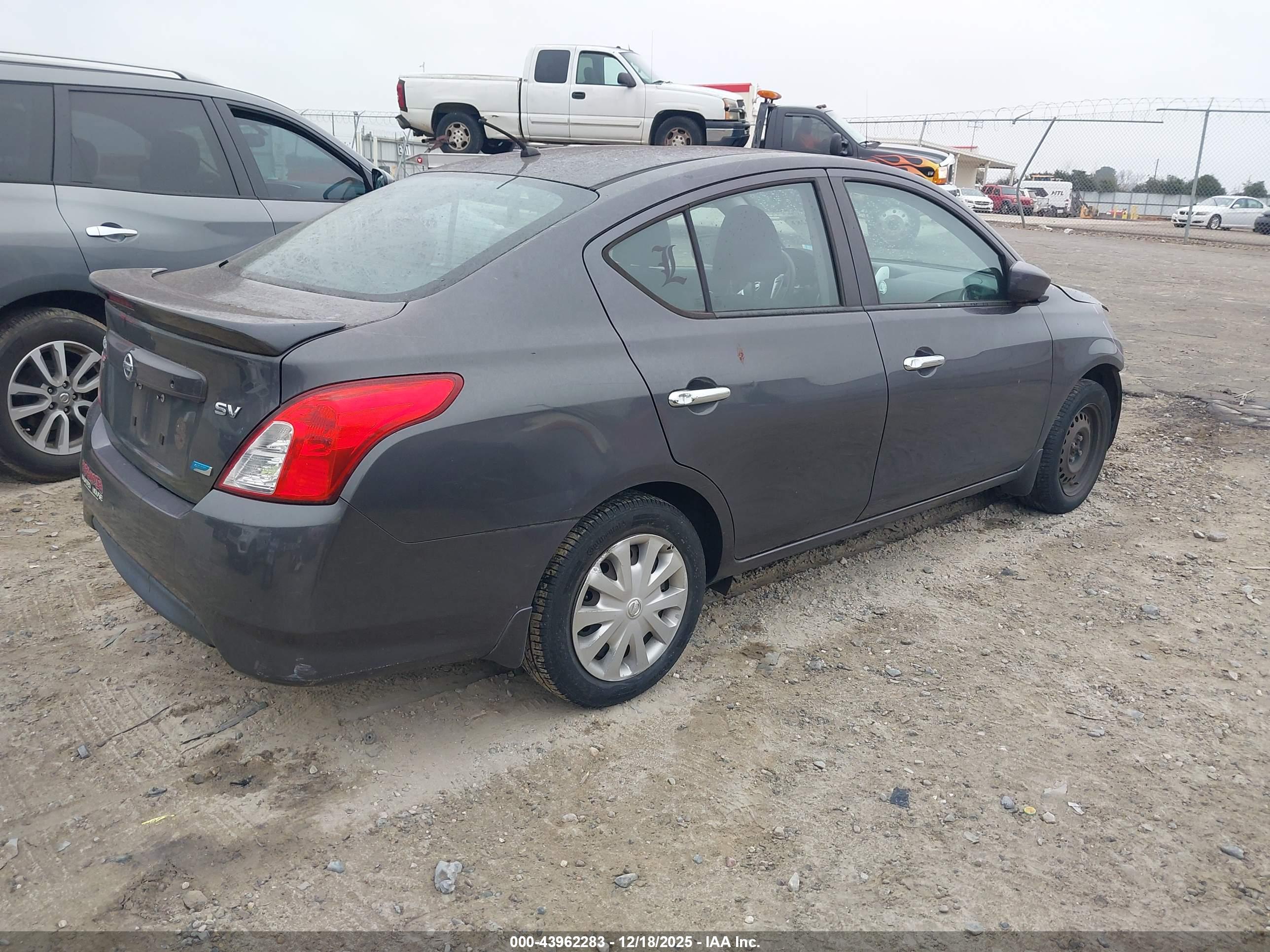 NISSAN VERSA image 4
