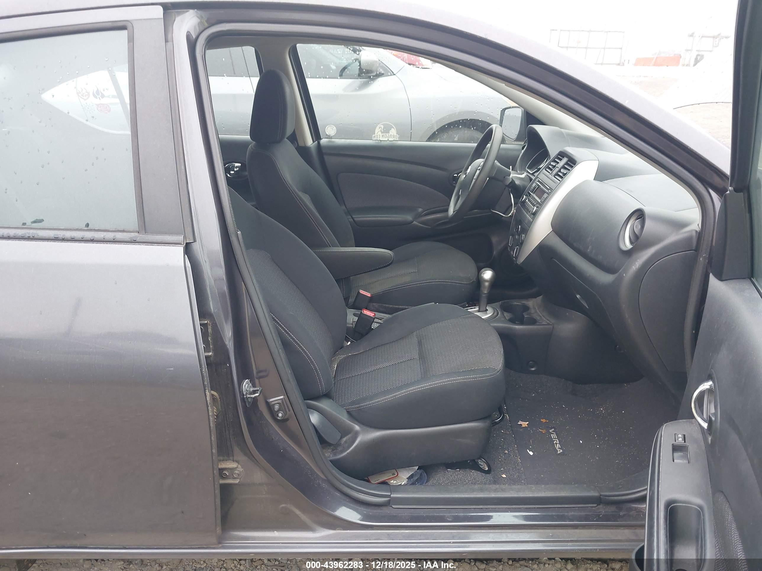 NISSAN VERSA image 5
