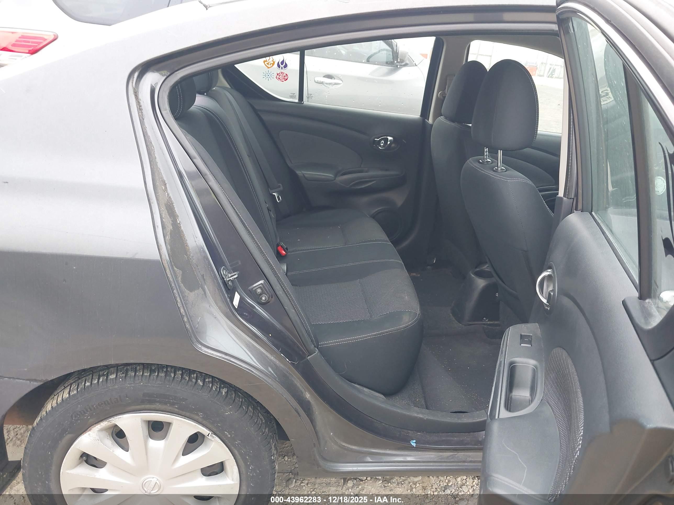 NISSAN VERSA image 8