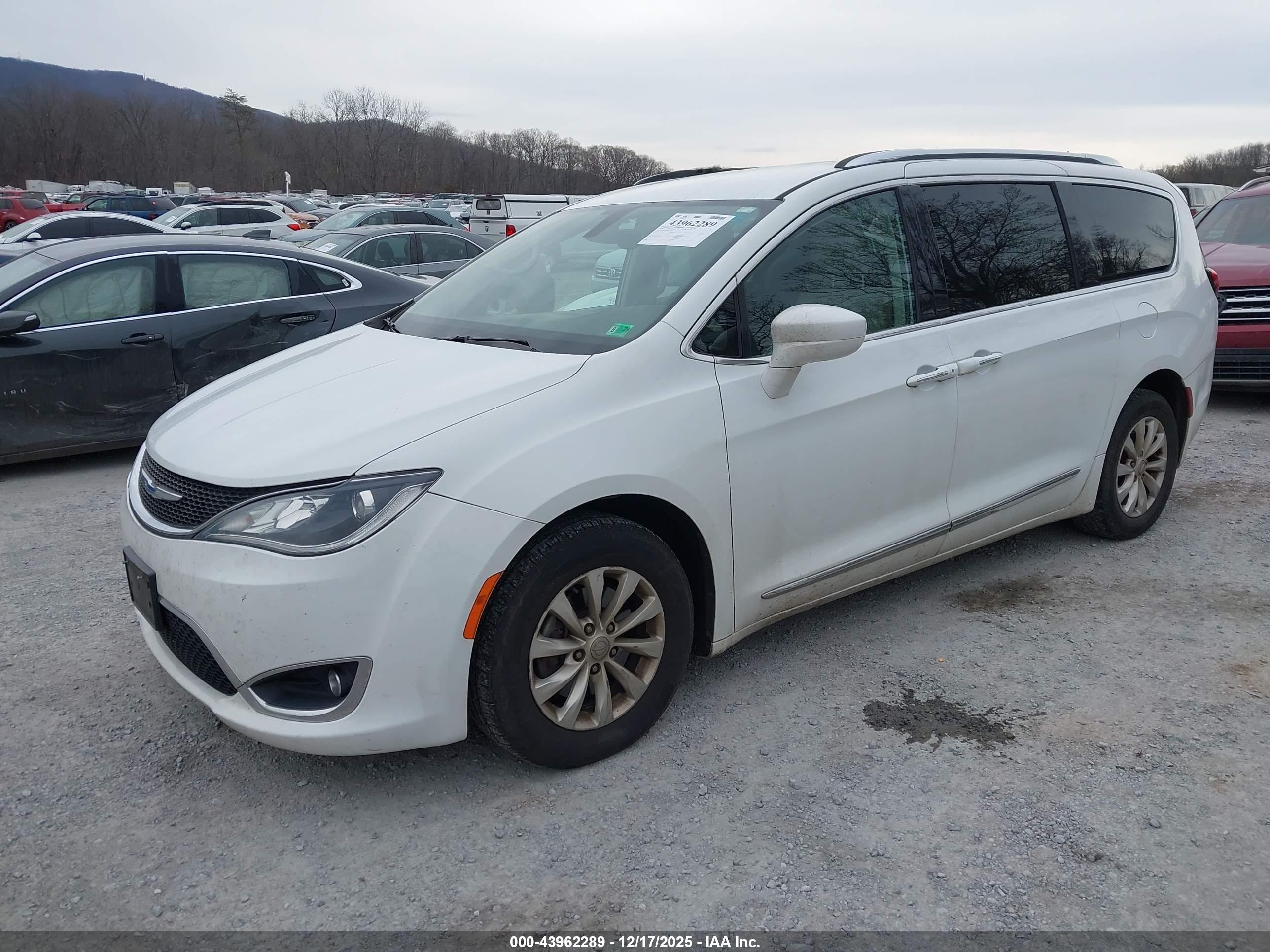 CHRYSLER PACIFICA image 2