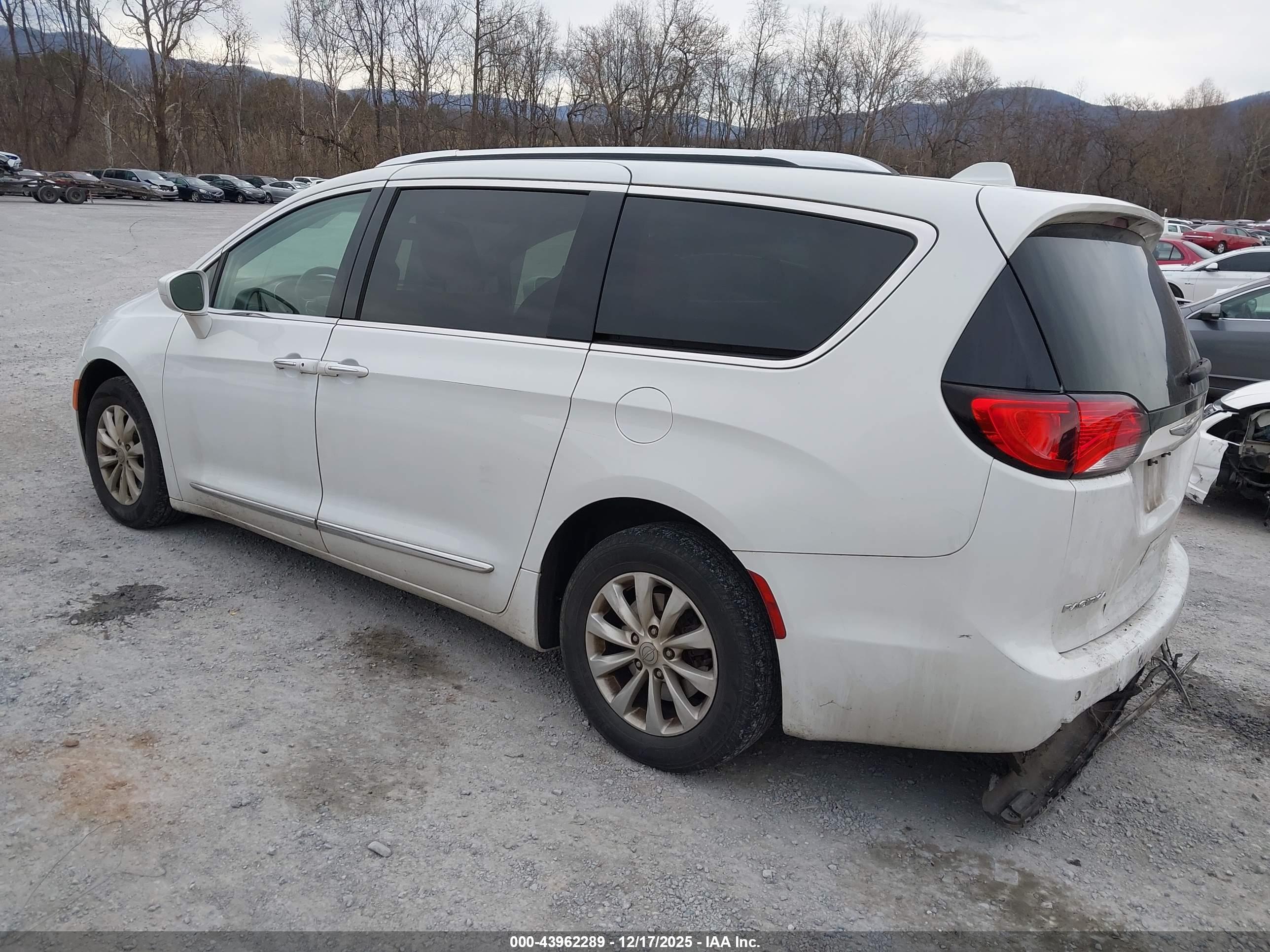 CHRYSLER PACIFICA image 3