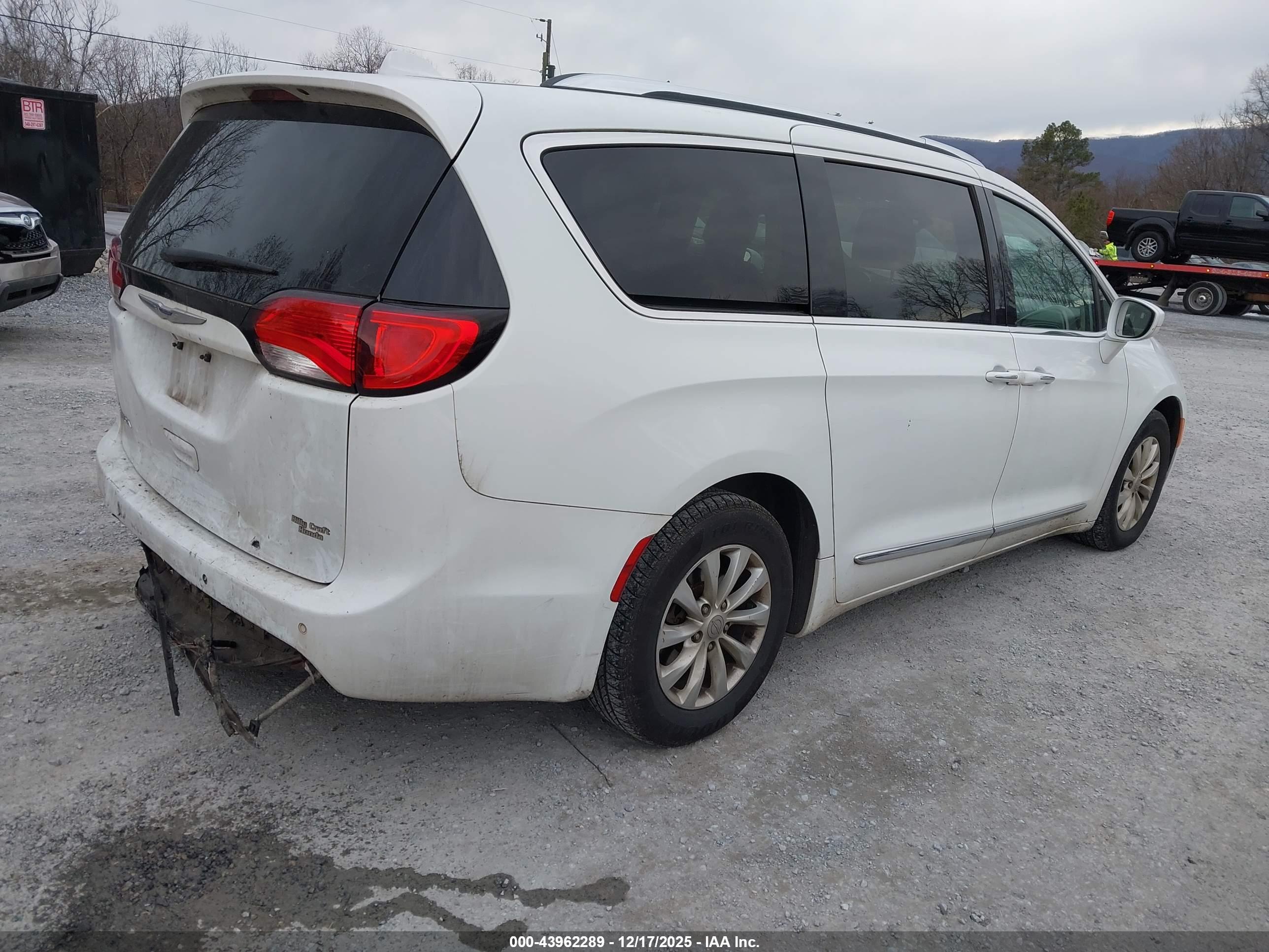 CHRYSLER PACIFICA image 4