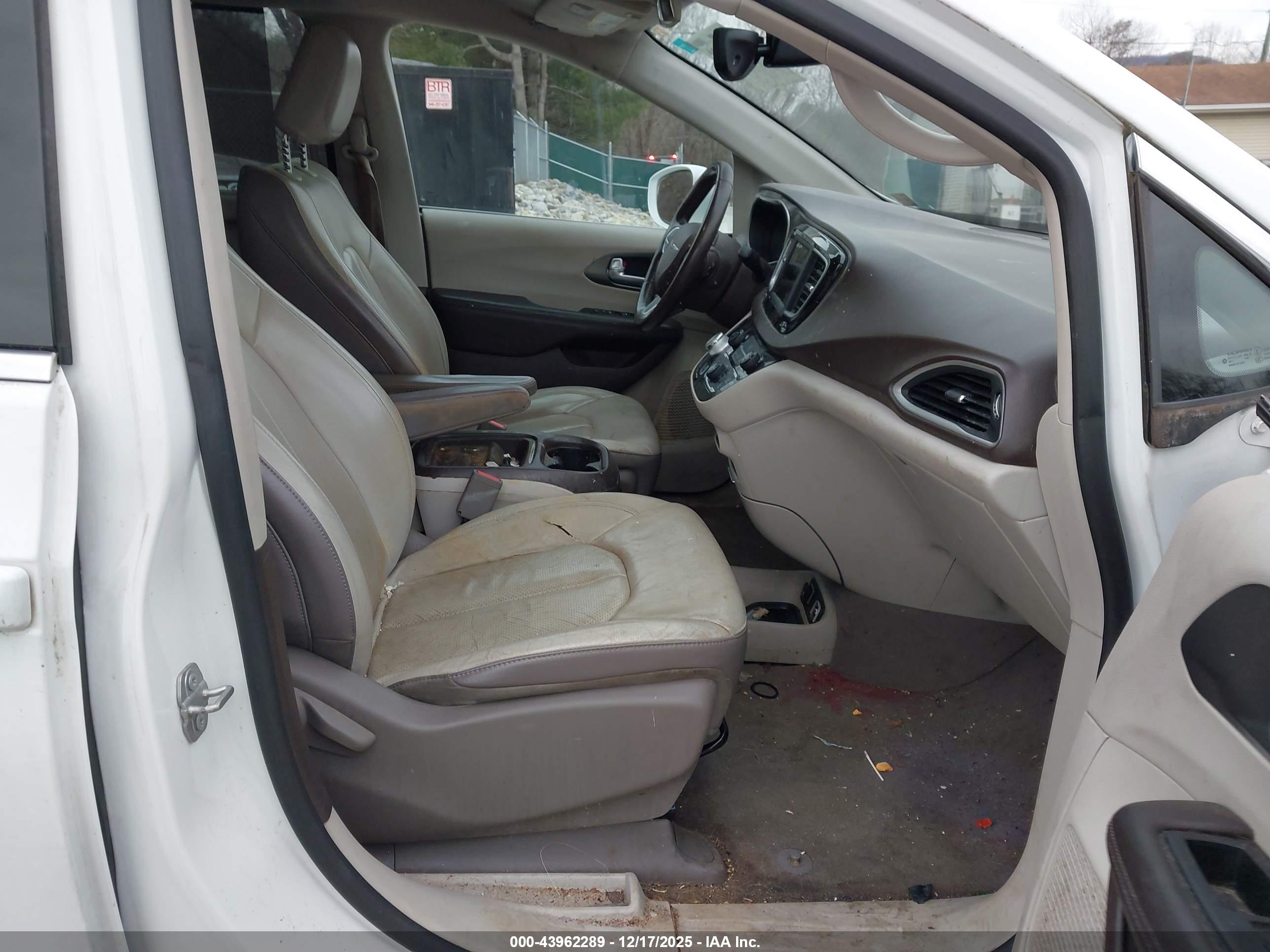 CHRYSLER PACIFICA image 5