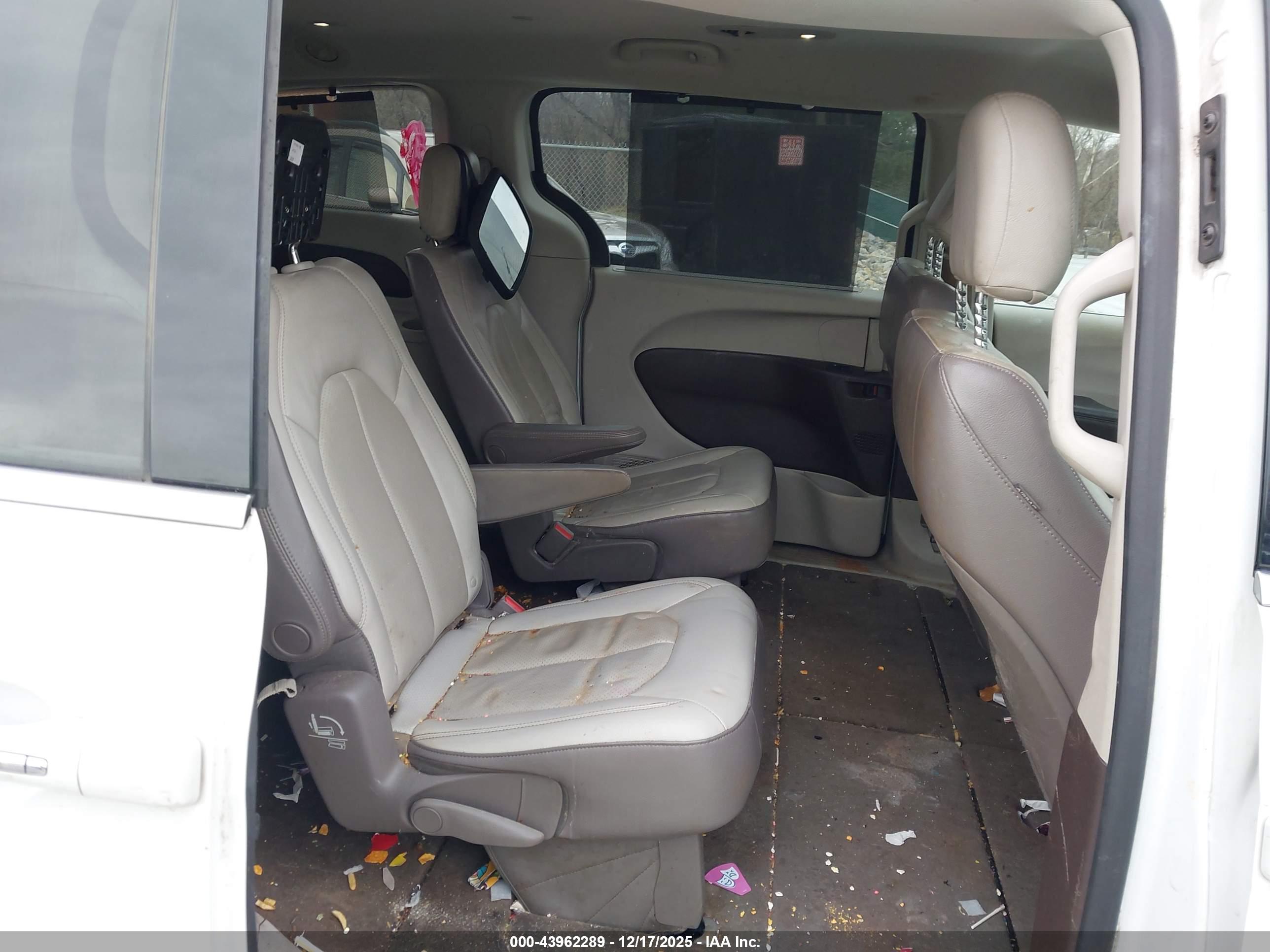 CHRYSLER PACIFICA image 8