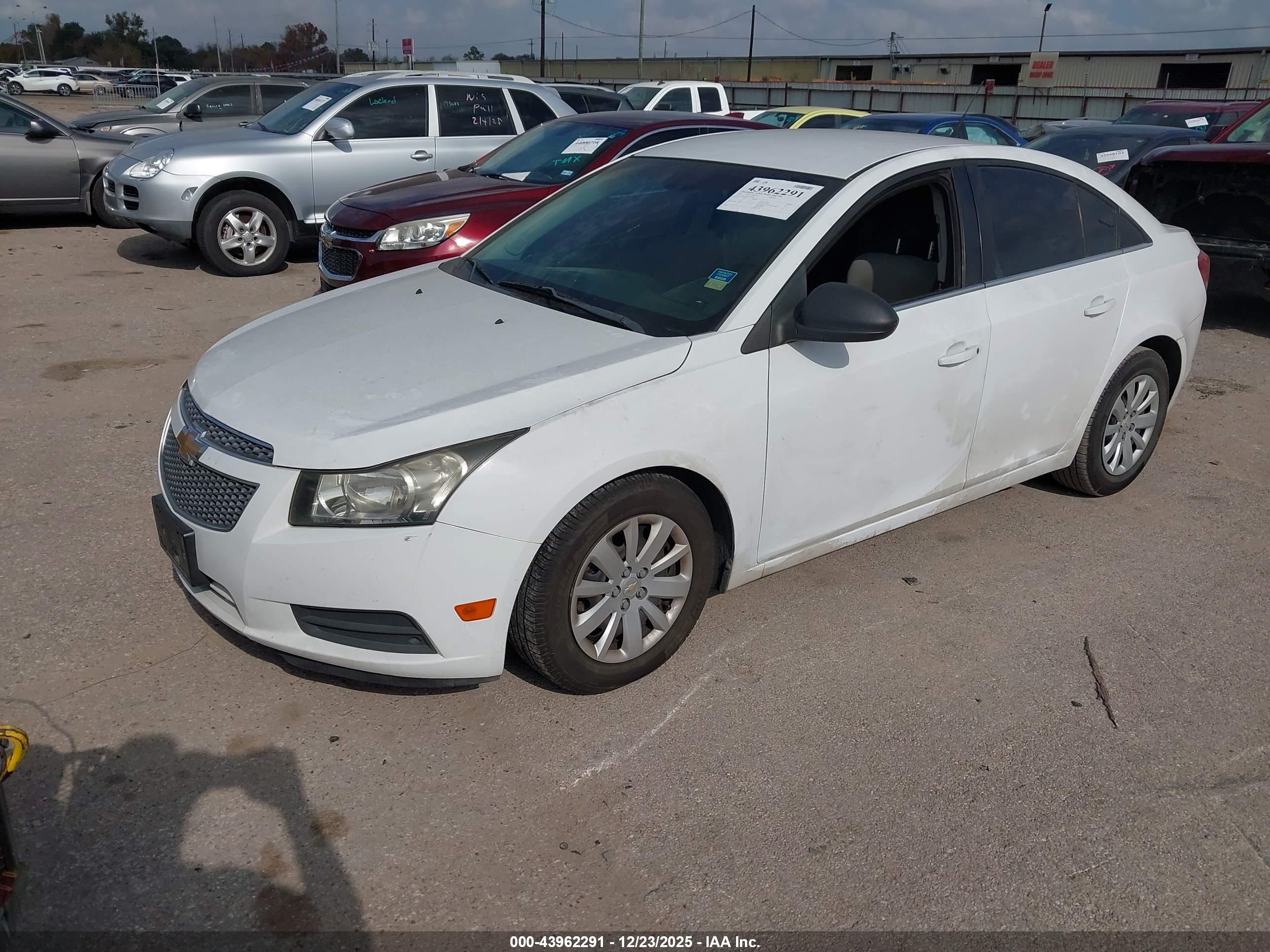 CHEVROLET CRUZE image 2