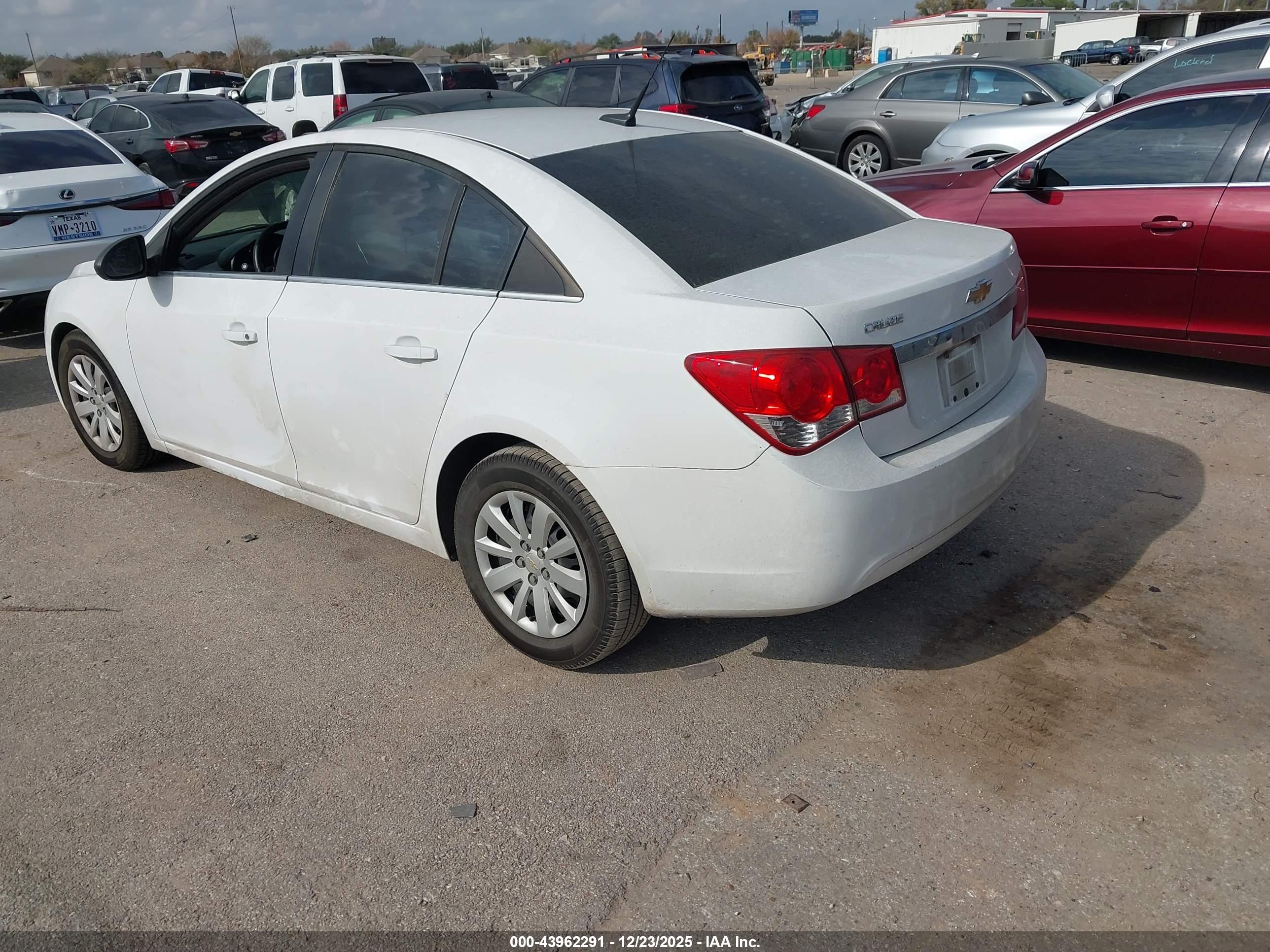 CHEVROLET CRUZE image 3