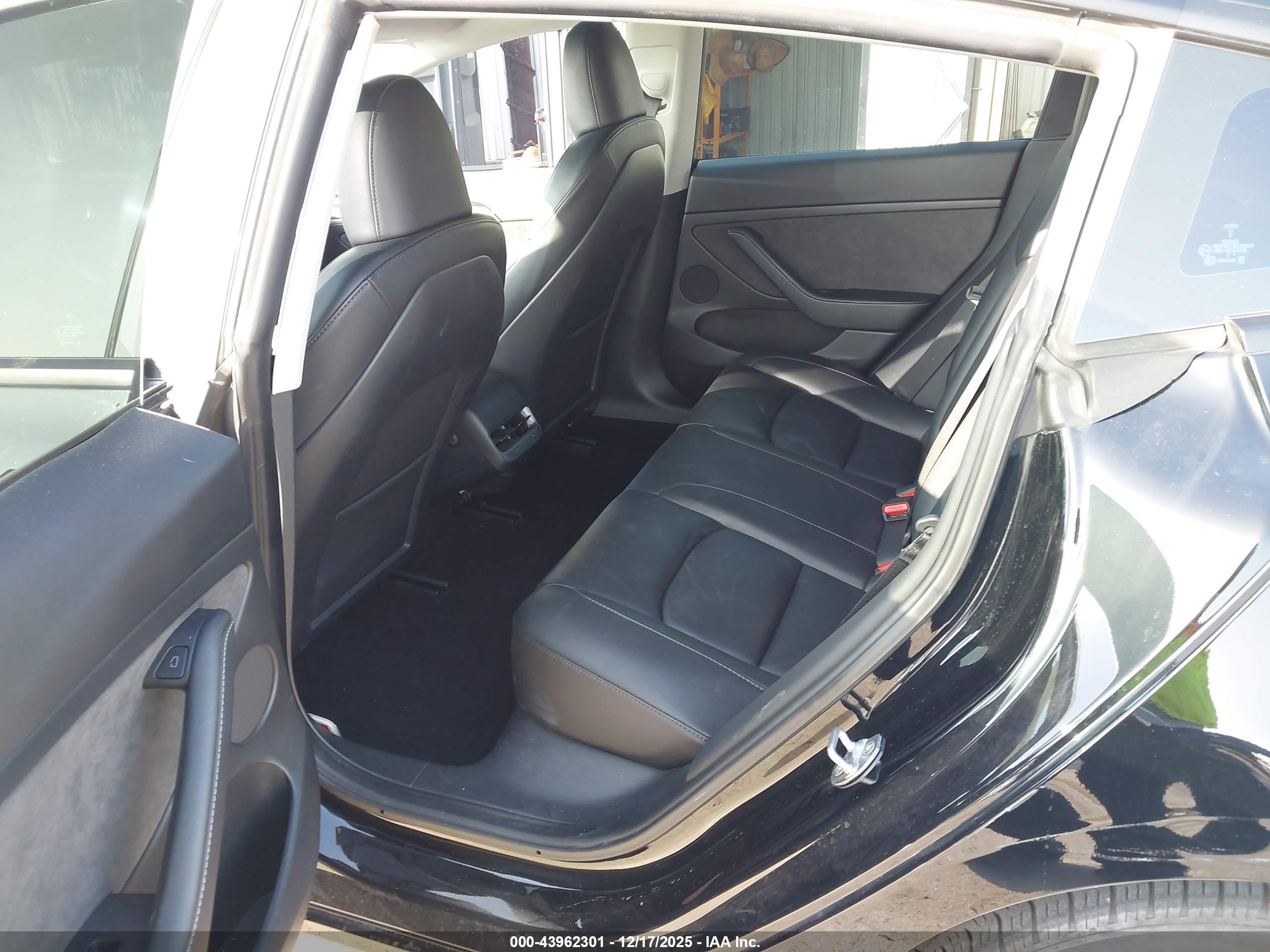TESLA MODEL image 8