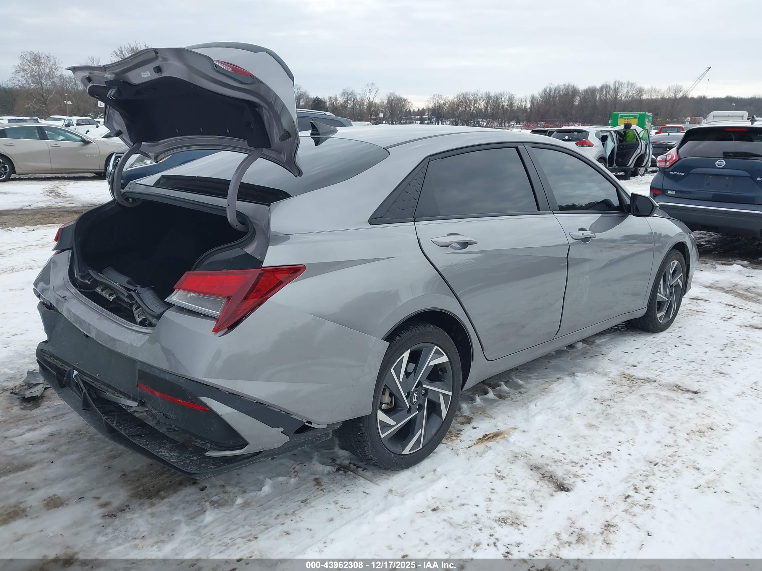HYUNDAI ELANTRA image 4