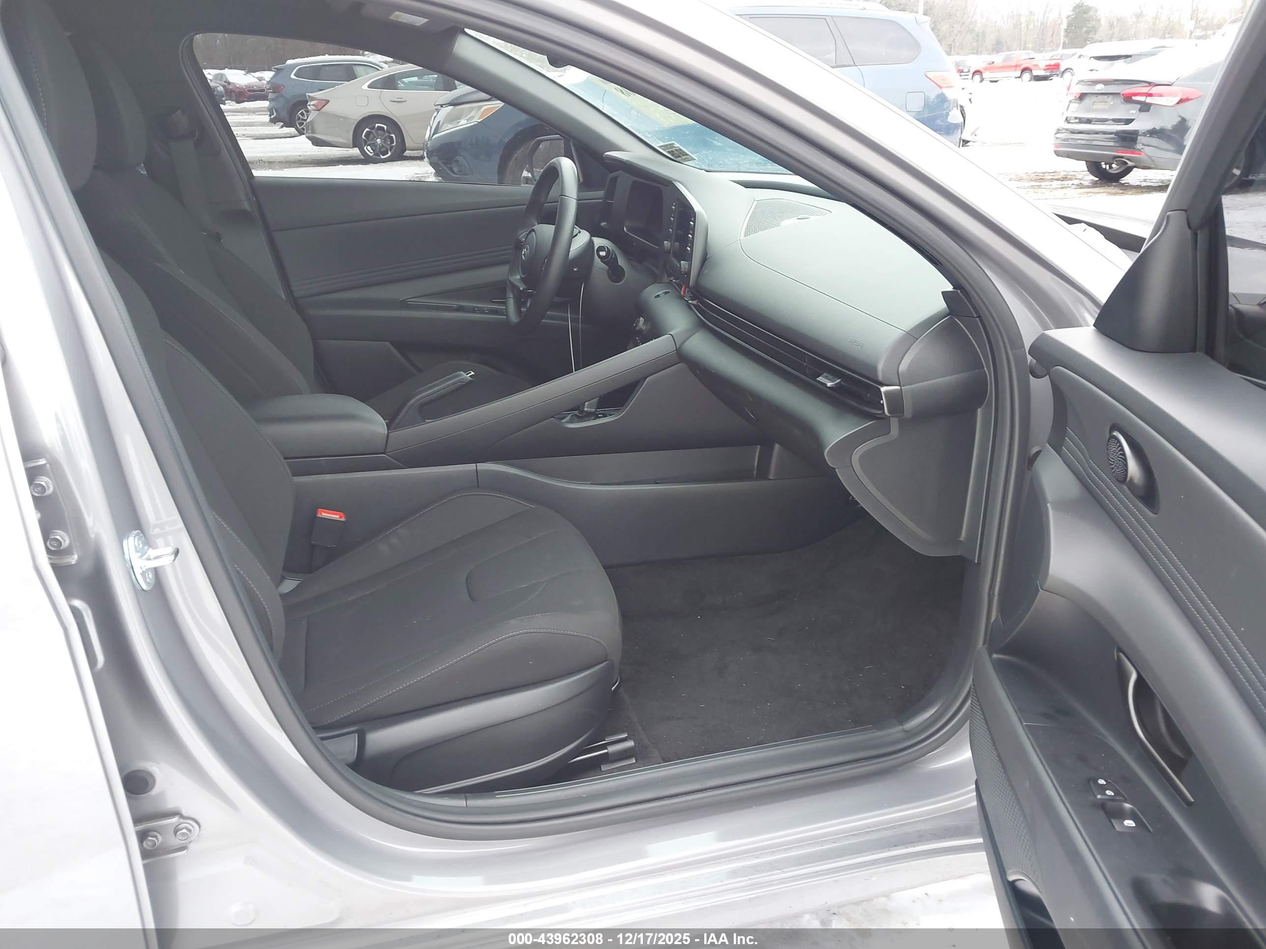 HYUNDAI ELANTRA image 5