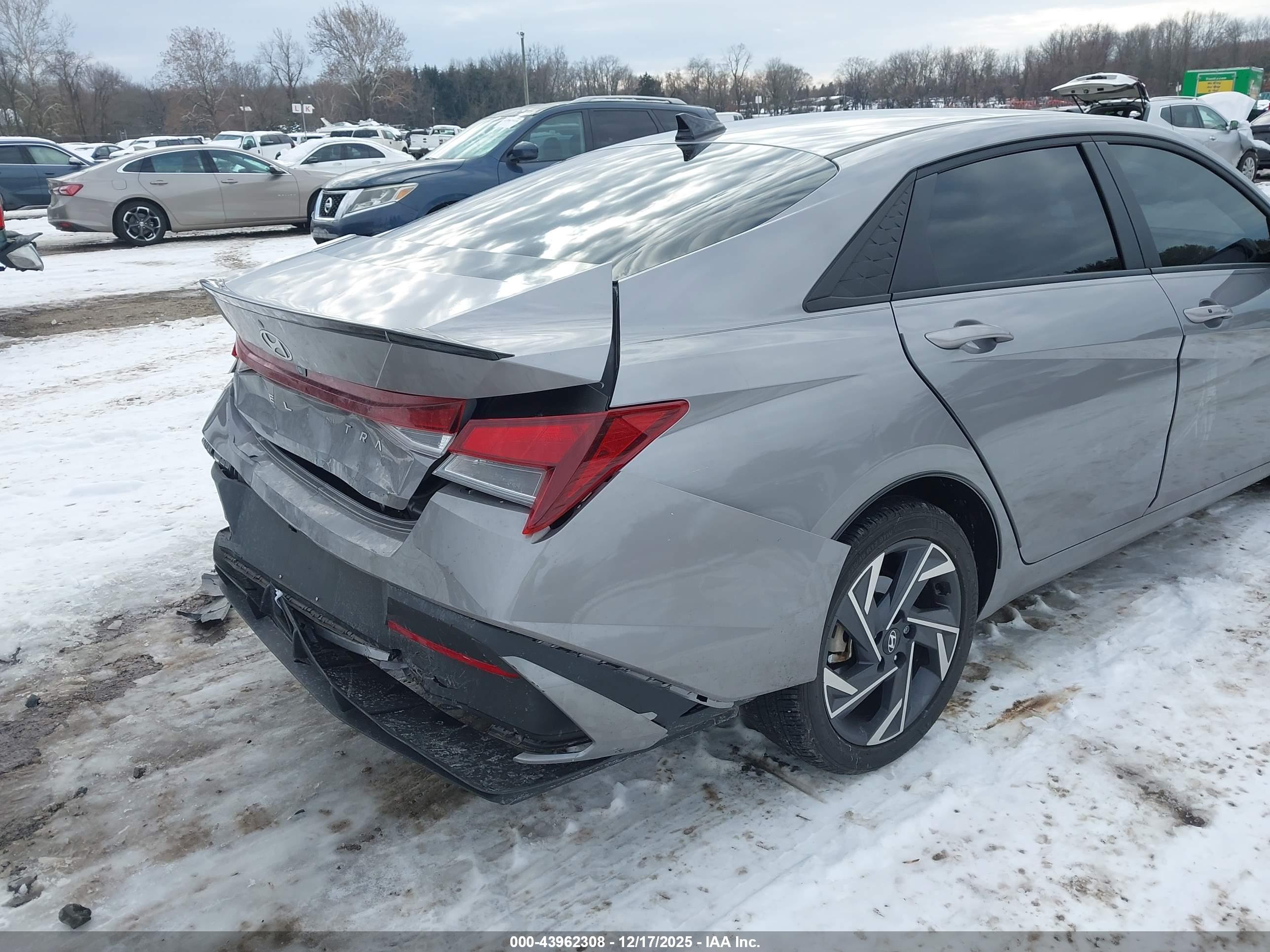 HYUNDAI ELANTRA image 6