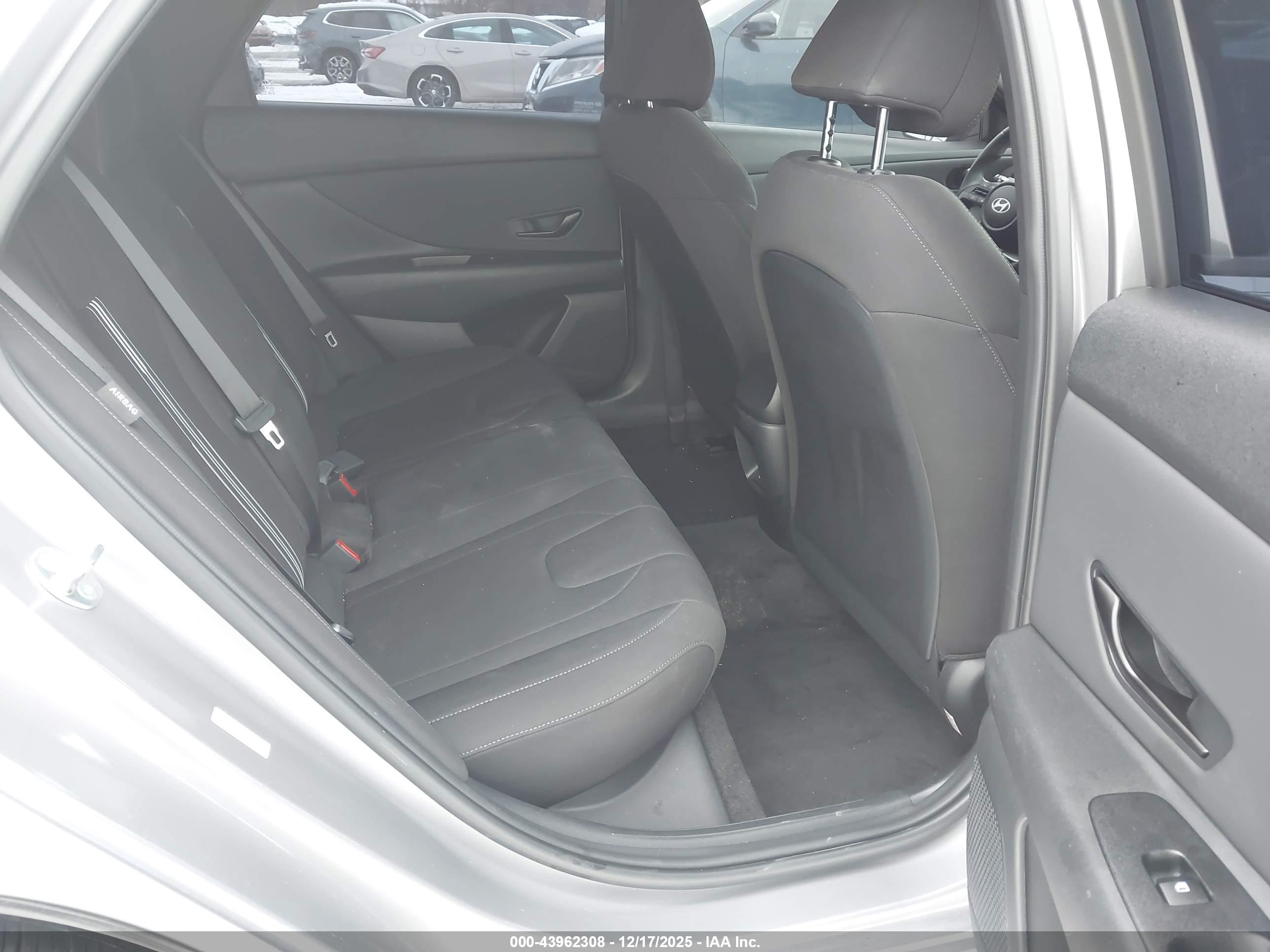 HYUNDAI ELANTRA image 8