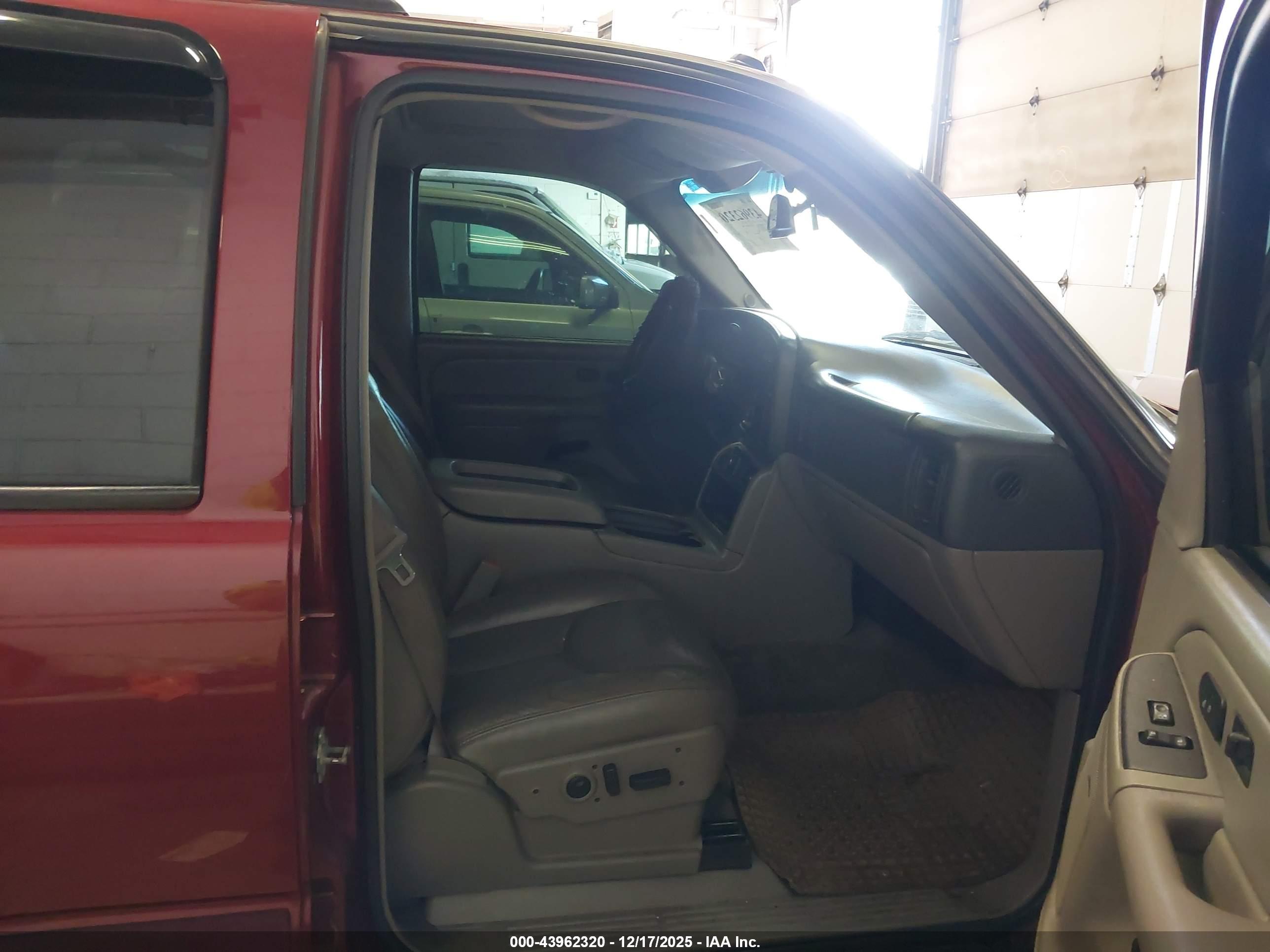 CHEVROLET SUBURBAN image 5